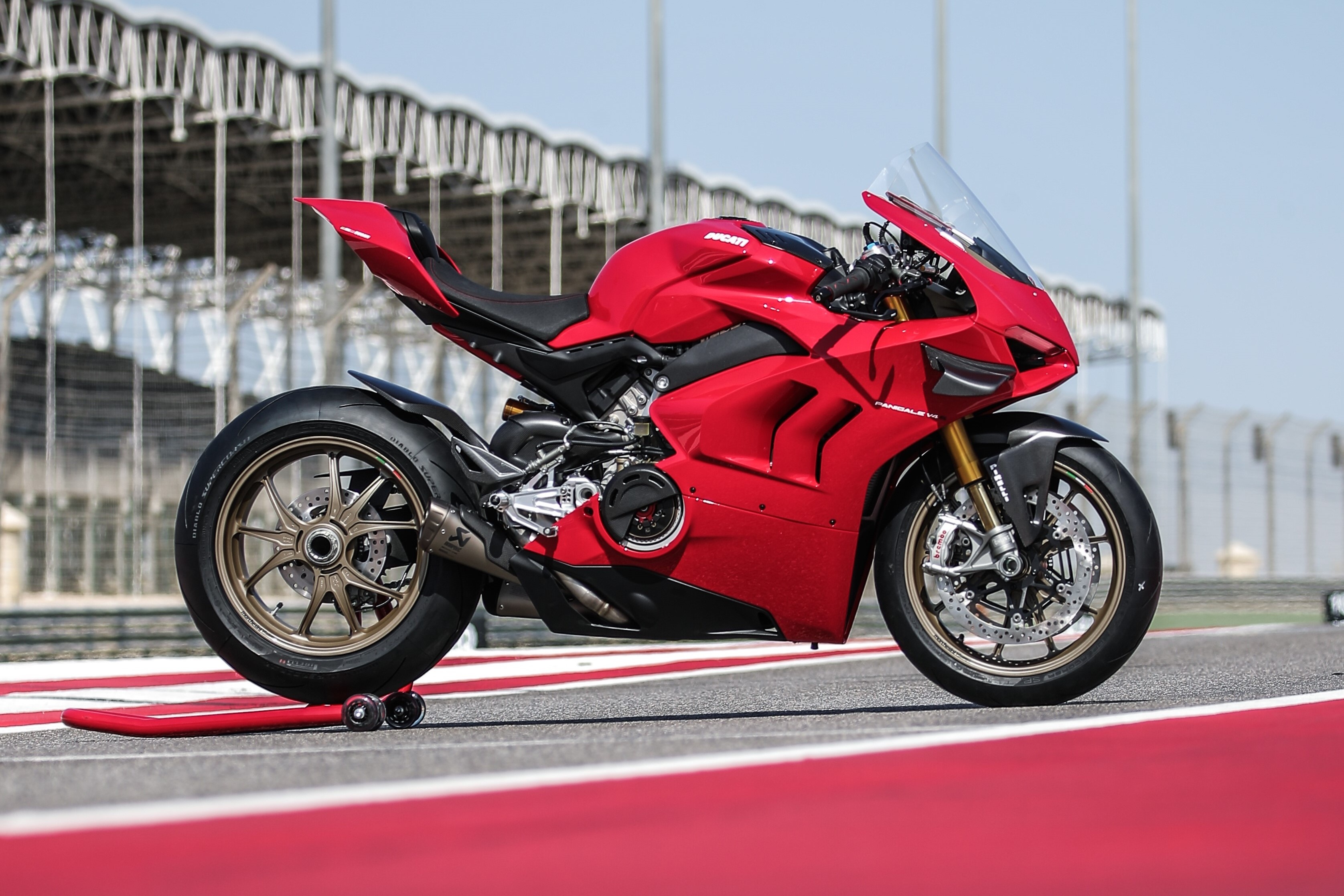 Ducati ra mat V4 S Performance voi canh gio carbon hinh anh