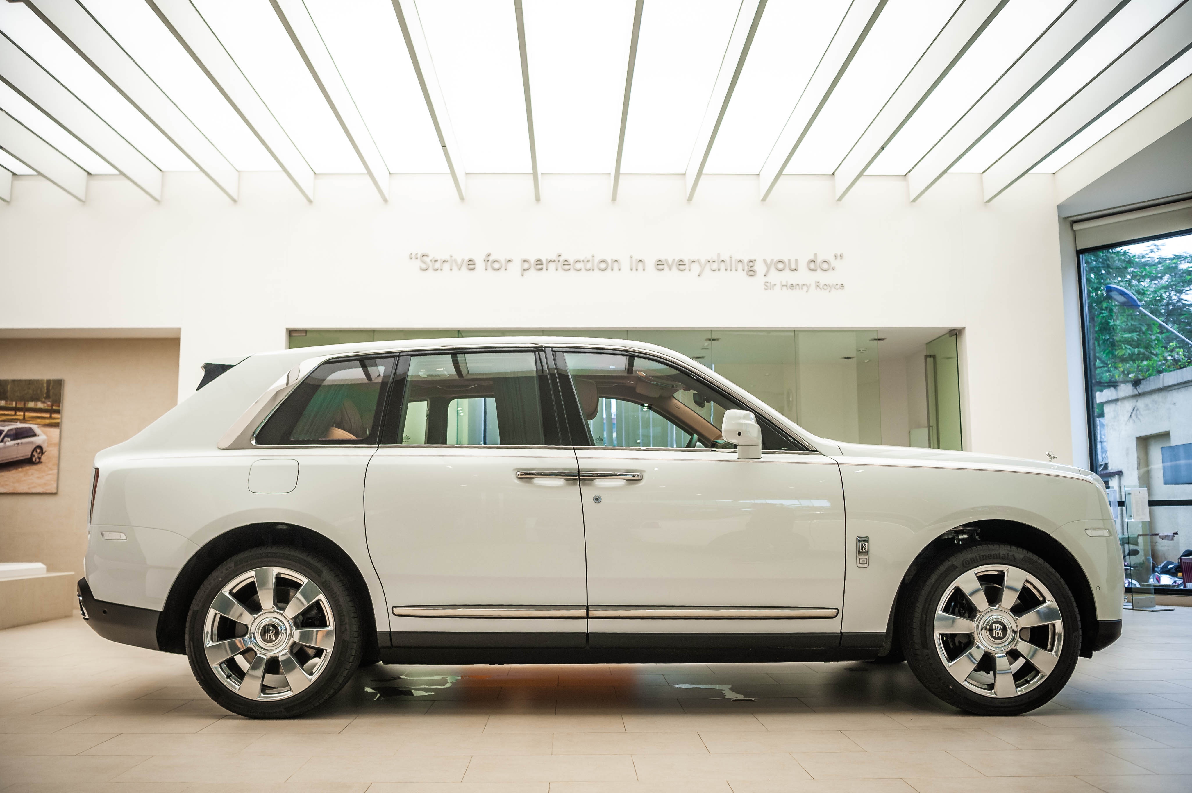 Rolls-Royce Cullinan chinh hang dau tien anh 2