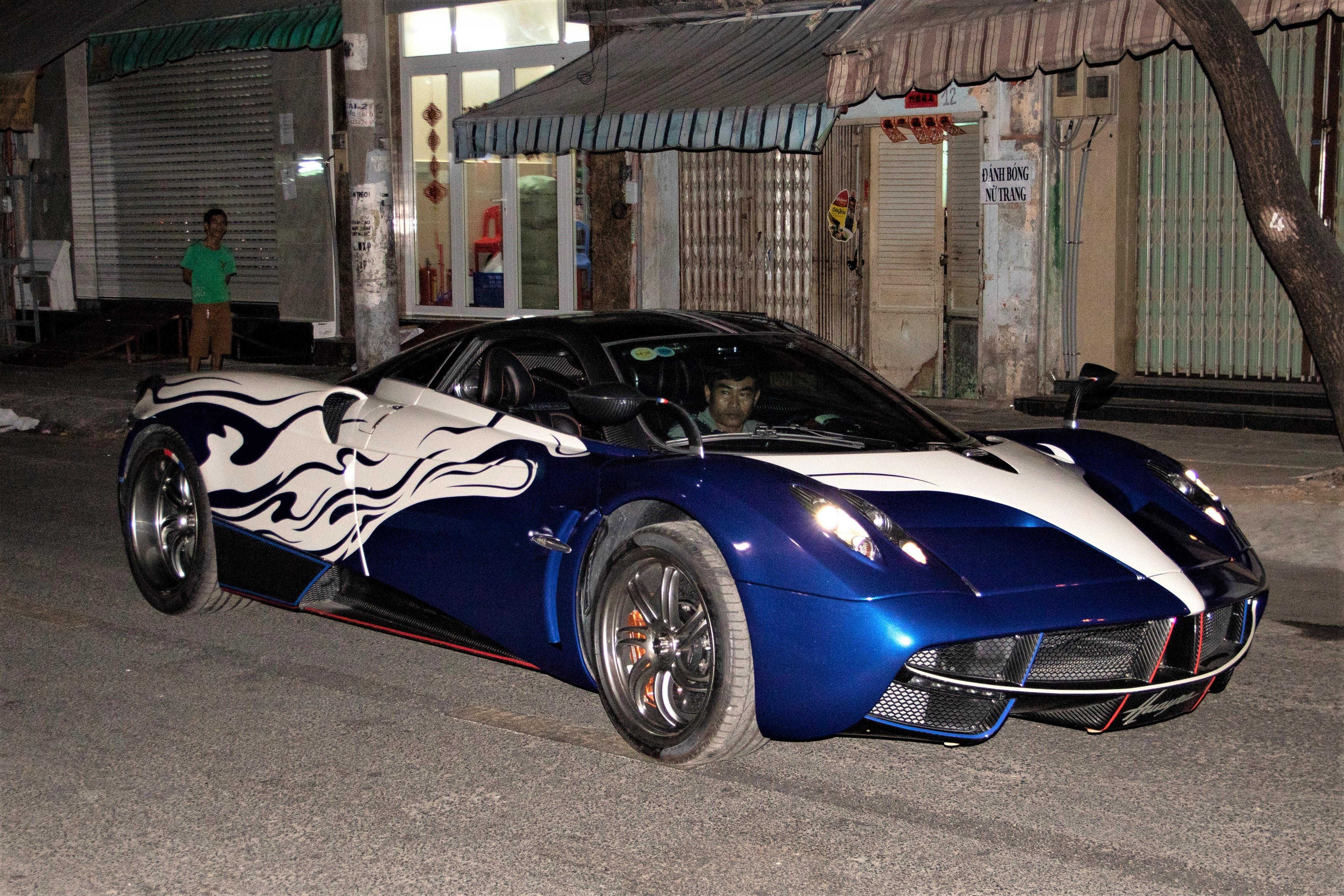 Pagani Huayra cua Minh Nhua lot xac lan 2 sau dam cuoi con gai hinh anh