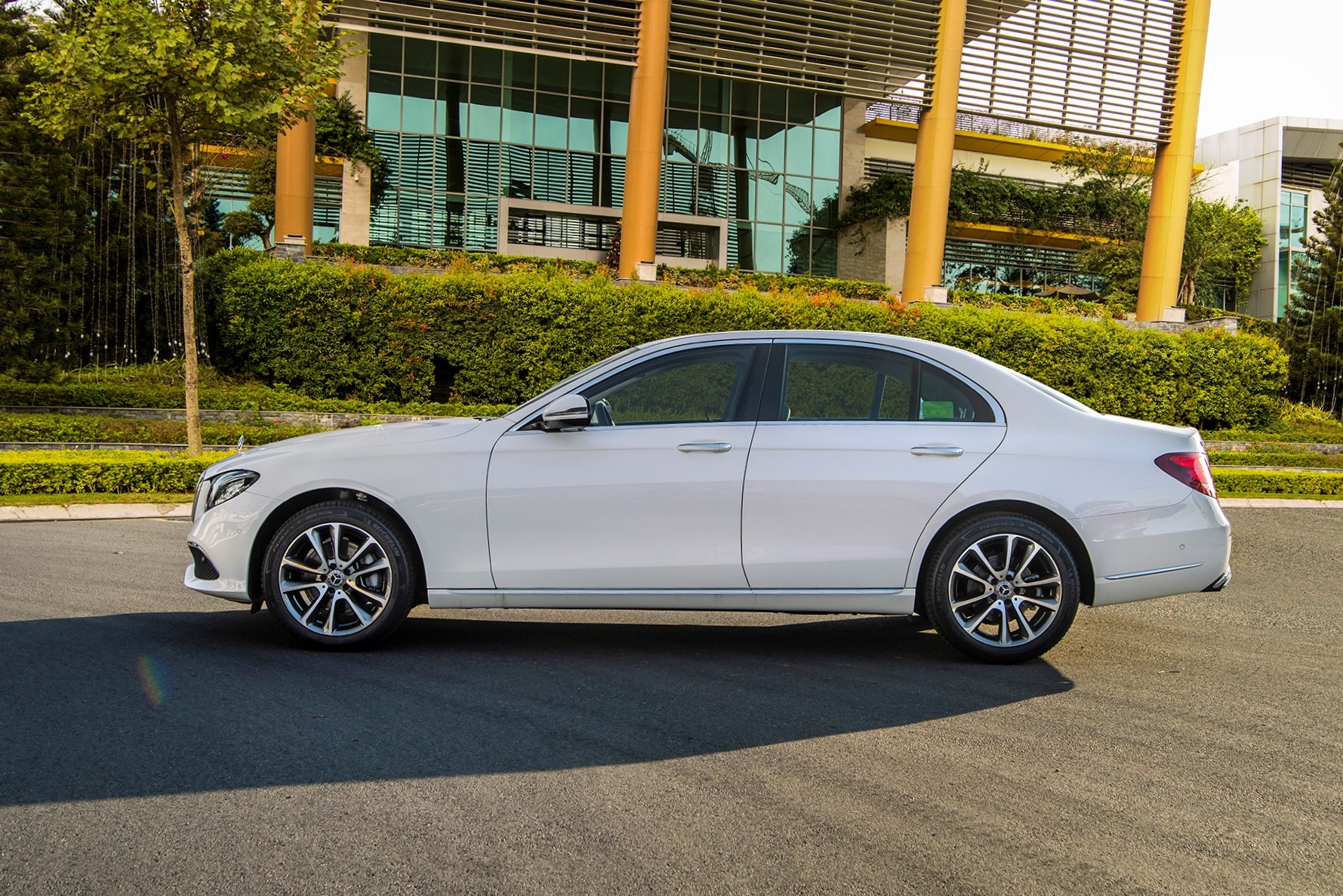 Mercedes-Benz E 200 Exclusive 2020 ra mắt ảnh 2 Mercedes-Benz E 200 Exclusive 2020 ra mat anh 2