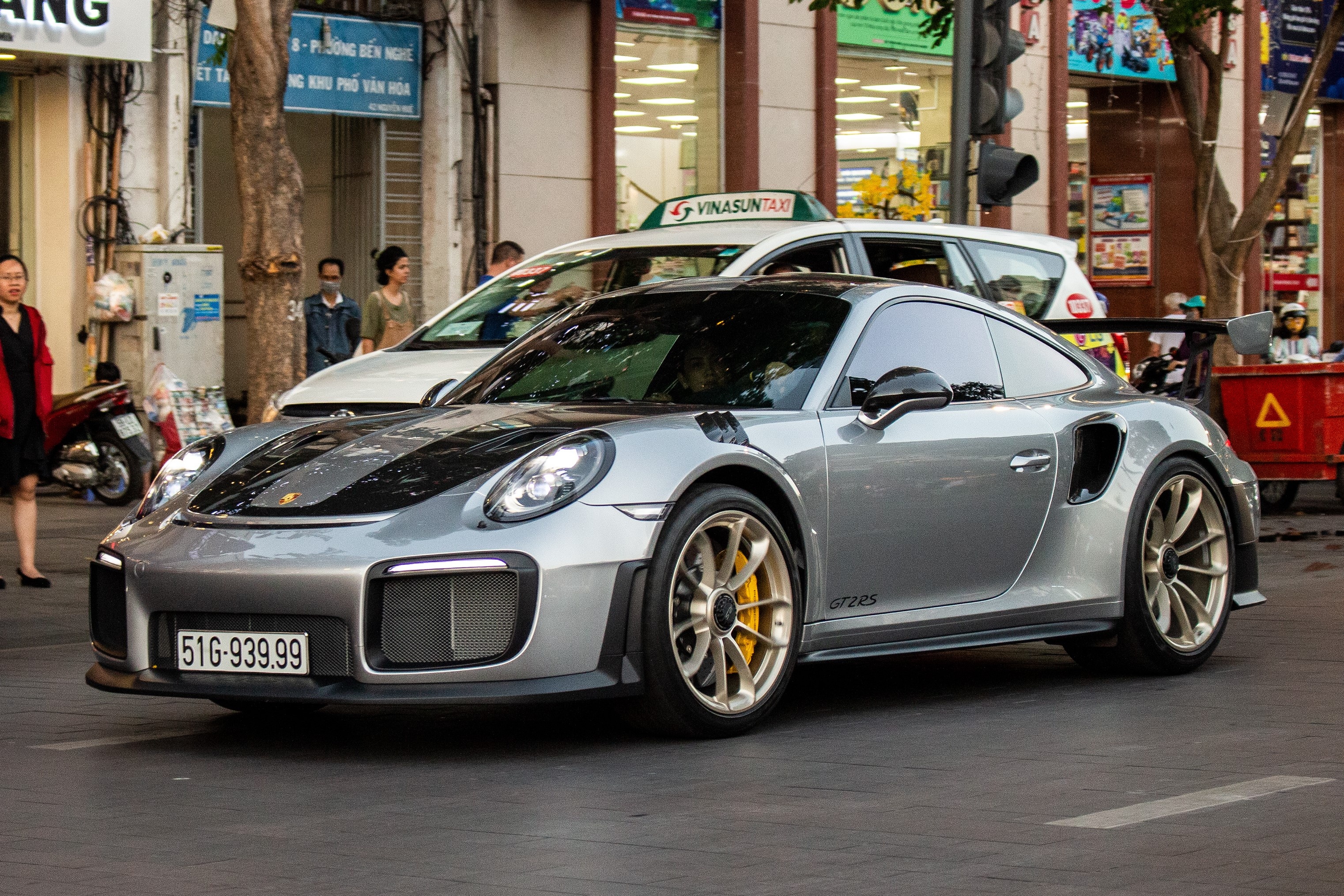 Porsche 911 GT2 RS voi goi nang cap tien ty tai Viet Nam anh 1