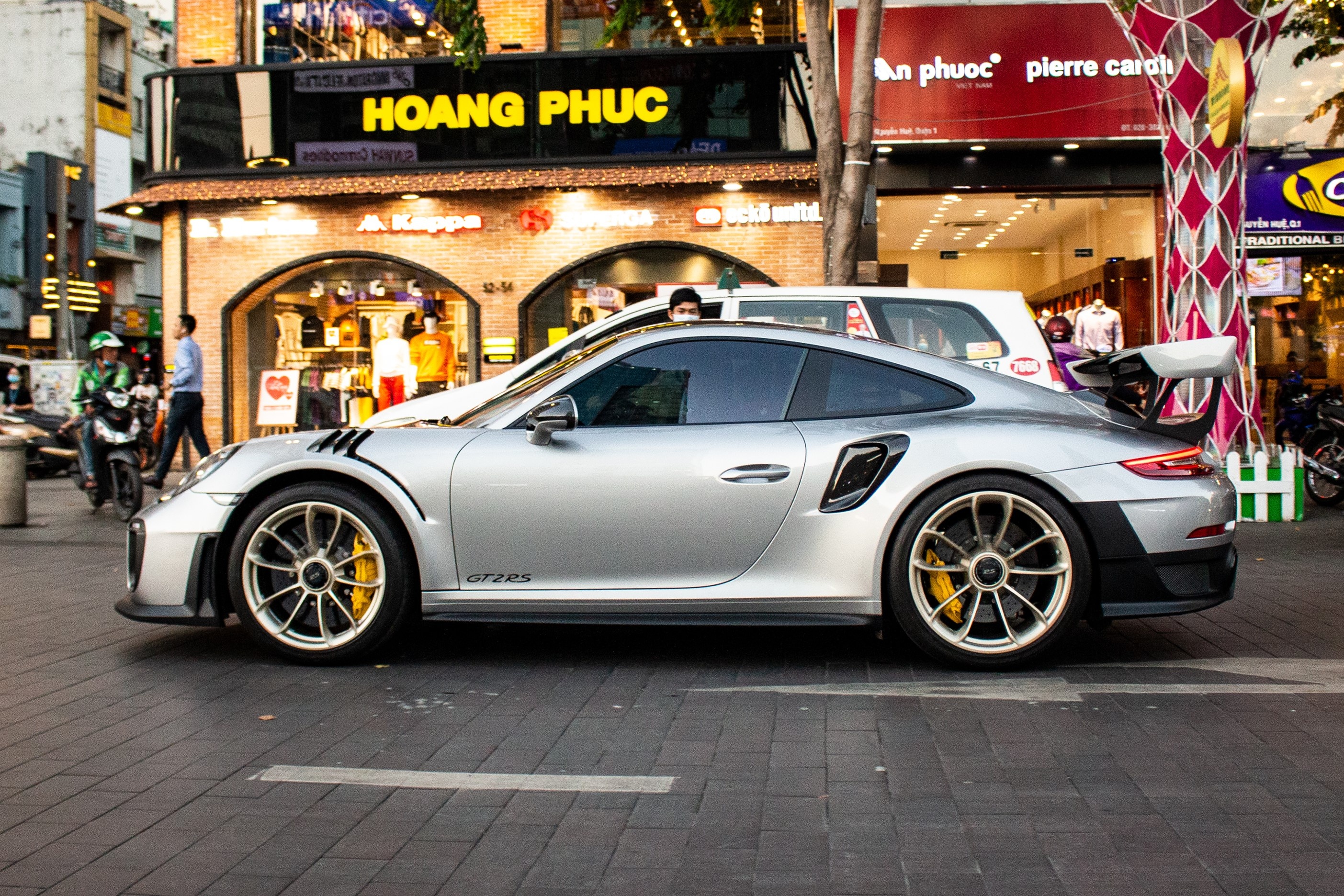 Porsche 911 GT2 RS voi goi nang cap tien ty tai Viet Nam anh 2