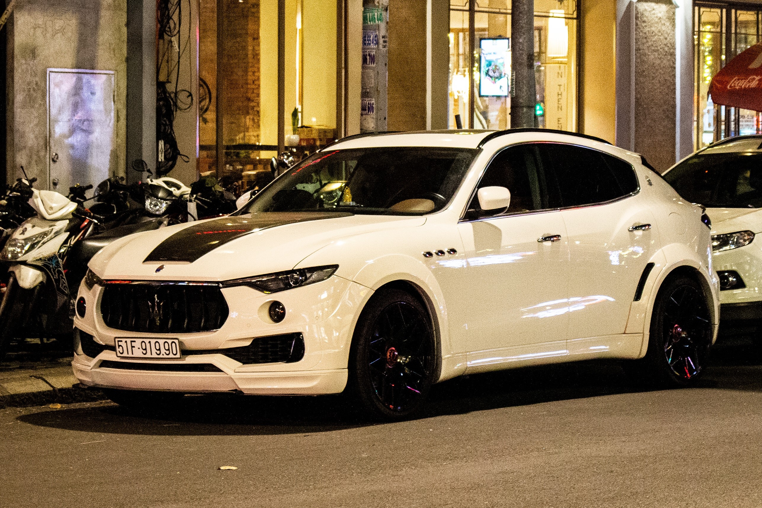 Maserati Levante voi goi do than rong anh 1