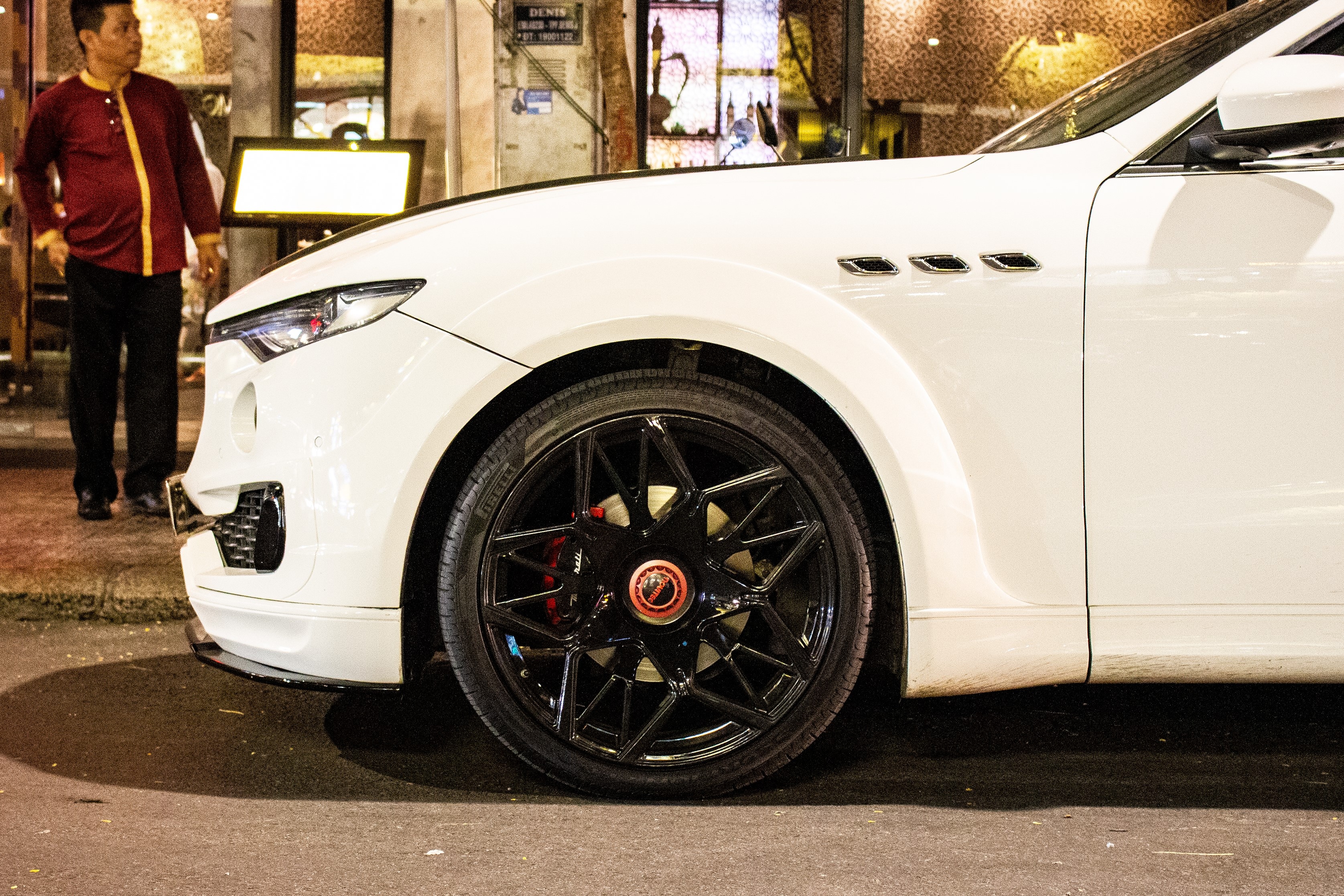 Maserati Levante voi goi do than rong anh 5