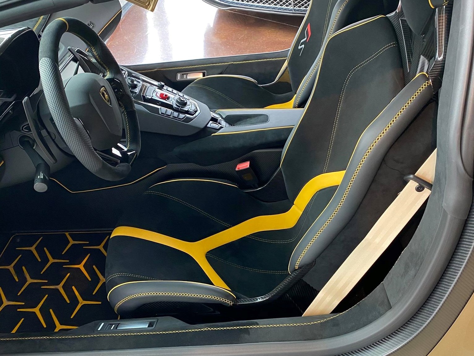 Người Việt tậu chiếc Lamborghini Aventador SVJ Roadster đầu tiên thế giới ảnh 7 Nguoi Viet tau chiec Lamborghini Aventador SVJ Roadster dau tien the gioi anh 7
