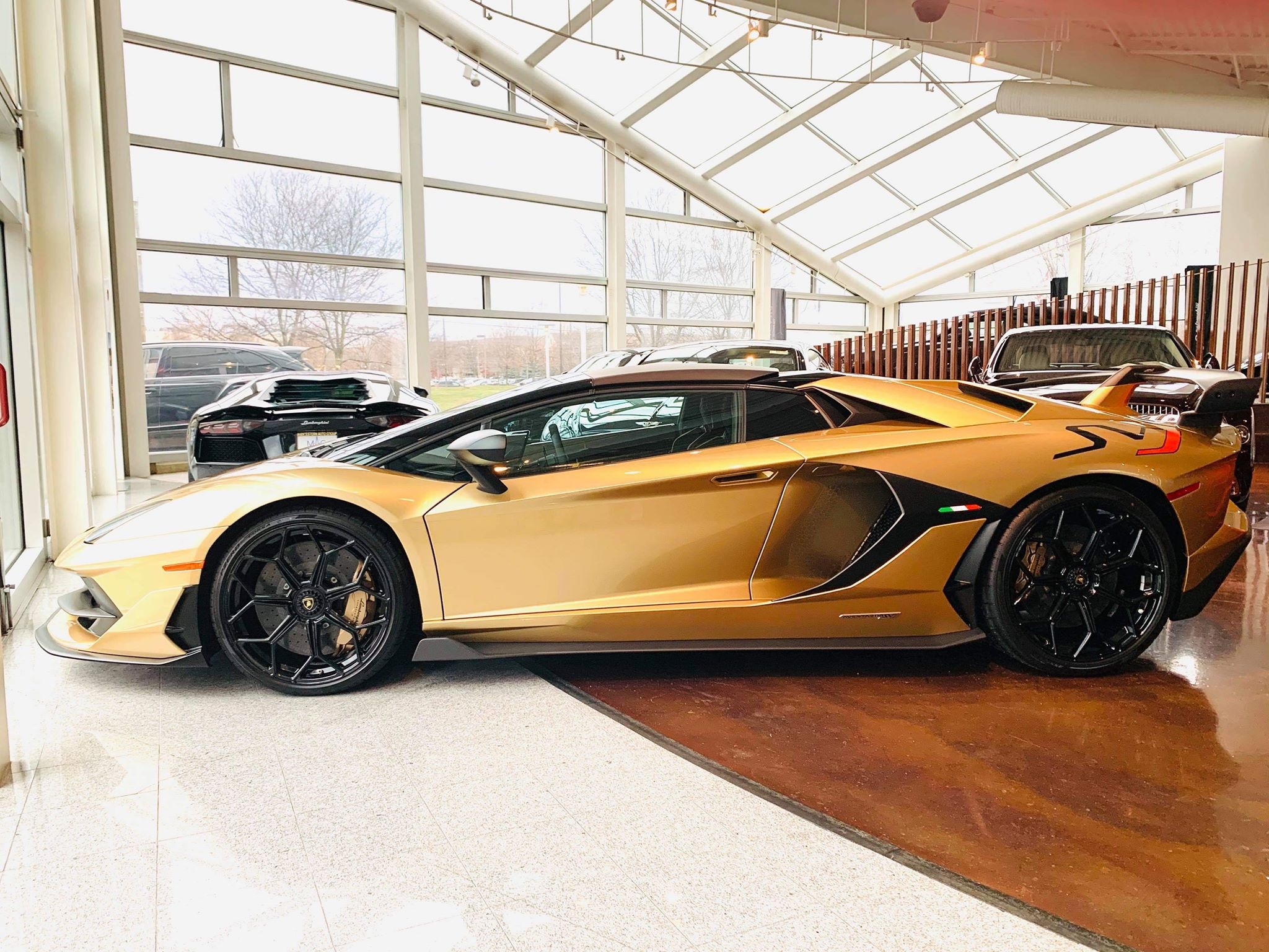 Người Việt tậu chiếc Lamborghini Aventador SVJ Roadster đầu tiên thế giới ảnh 8 Nguoi Viet tau chiec Lamborghini Aventador SVJ Roadster dau tien the gioi anh 8