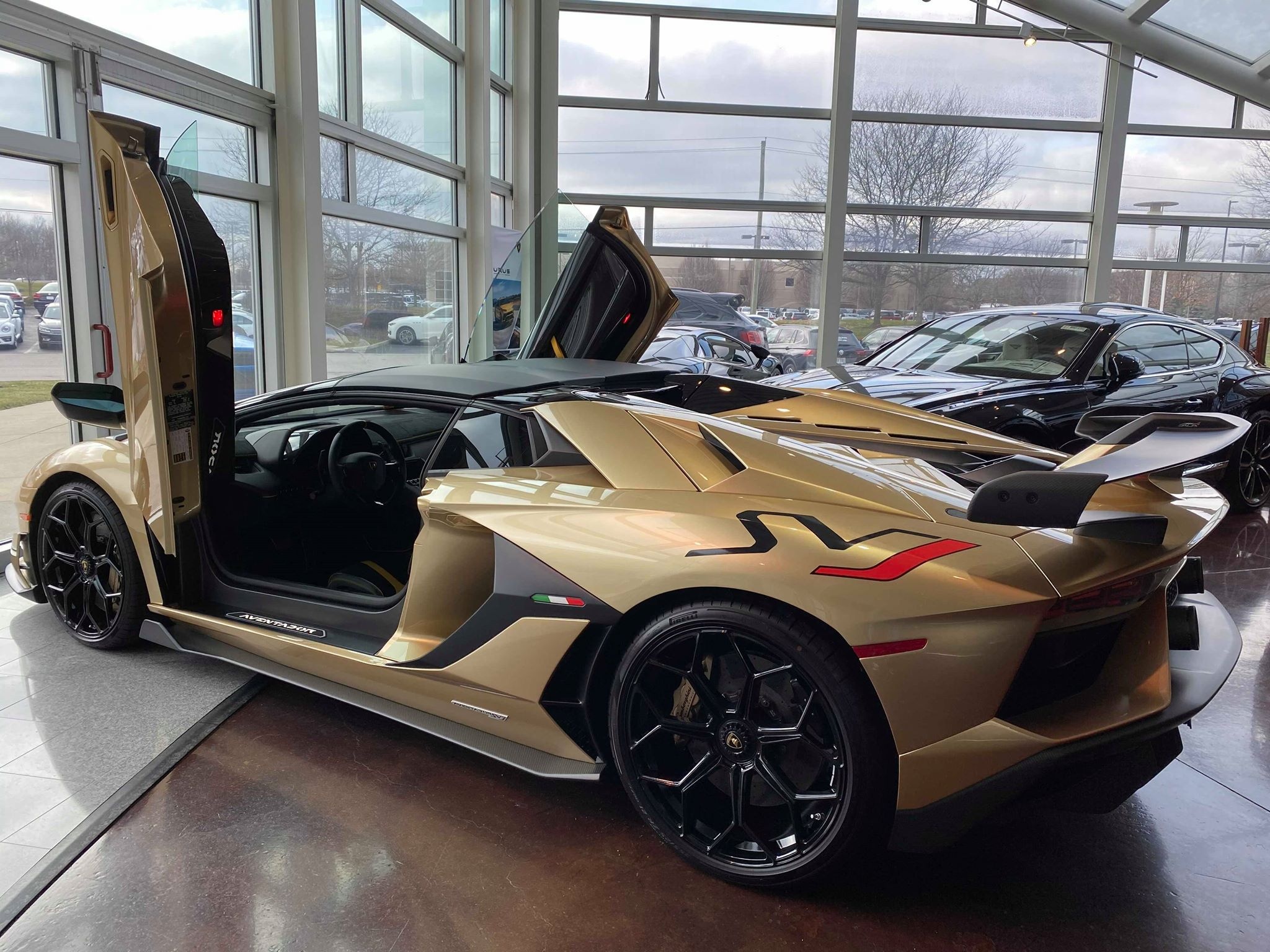 Người Việt tậu chiếc Lamborghini Aventador SVJ Roadster đầu tiên thế giới ảnh 2 Nguoi Viet tau chiec Lamborghini Aventador SVJ Roadster dau tien the gioi anh 2
