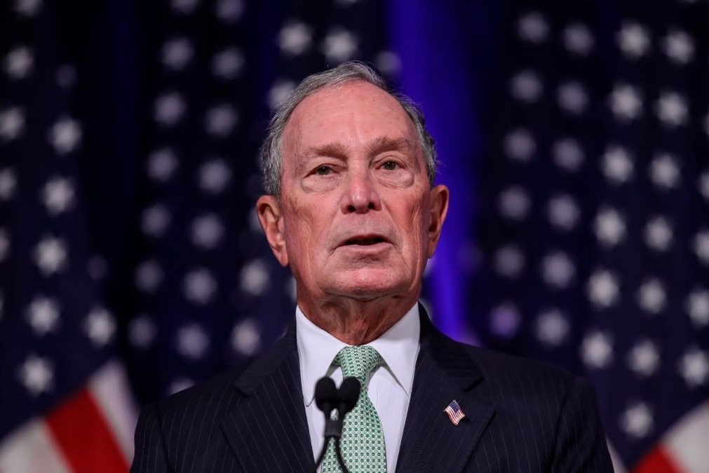 ty phu Bloomberg chay xe gi anh 1