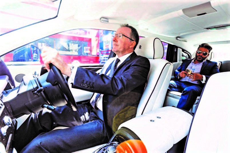 Nghe tai xe Rolls-Royce - chi biet lai xe la chua du hinh anh