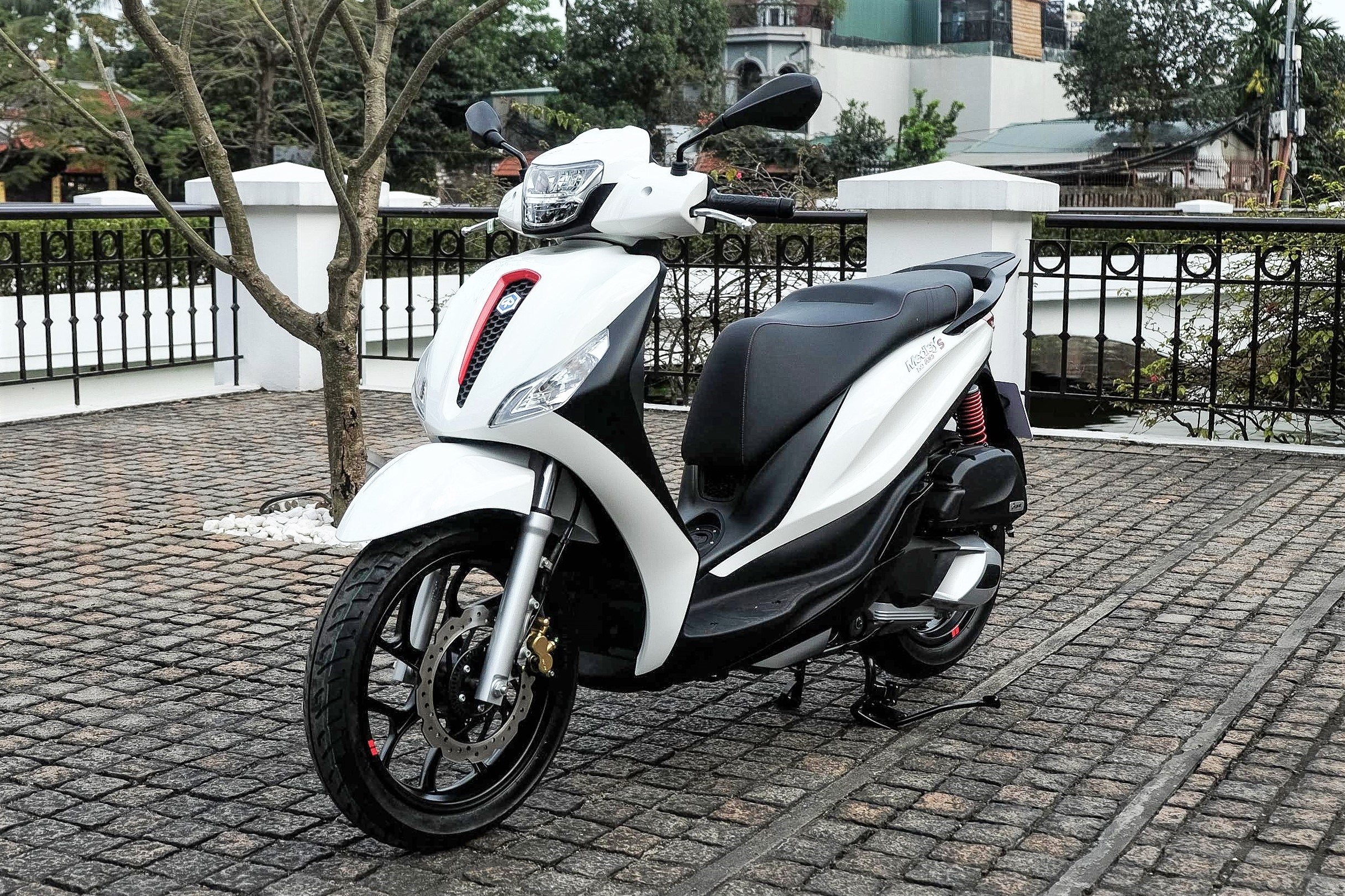 Piaggio Medley 2020 co that su lam Honda SH lo lang? hinh anh