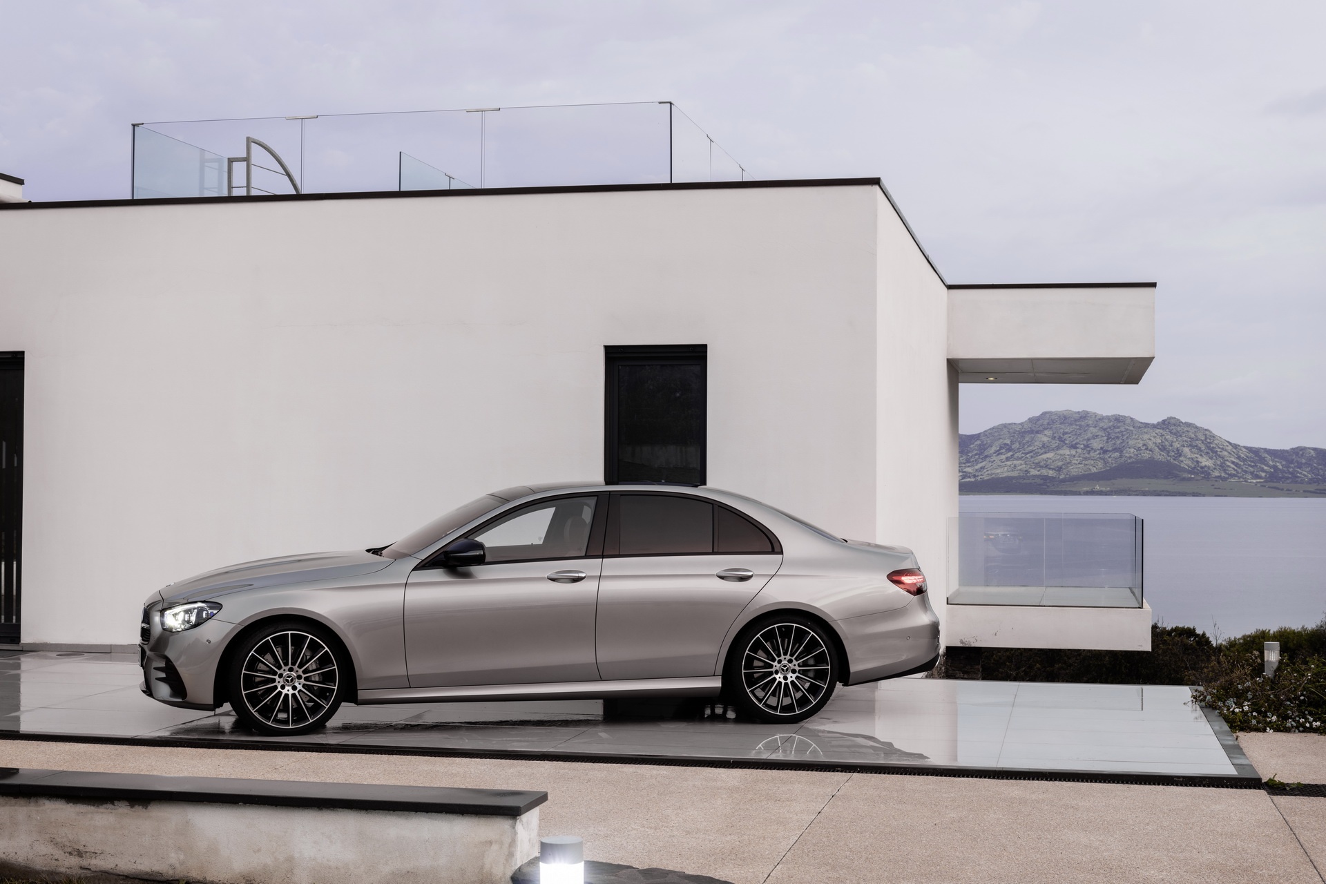 Mercedes-Benz ra mắt E-Class 2020 ảnh 14 Mercedes-Benz ra mat E-Class 2020 anh 14