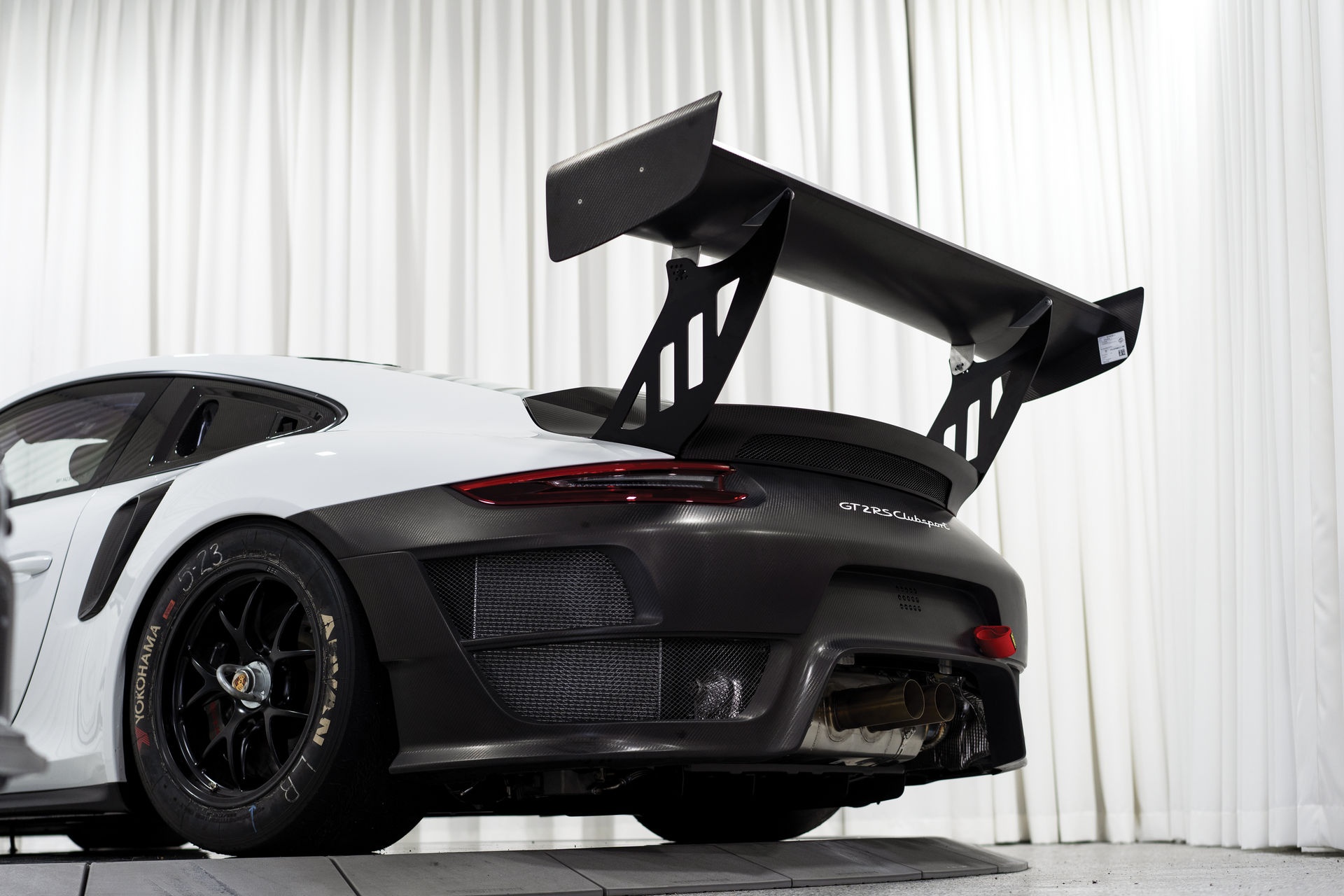 Porsche 911 GT2 RS Clubsport chuan bi len san dau gia anh 4