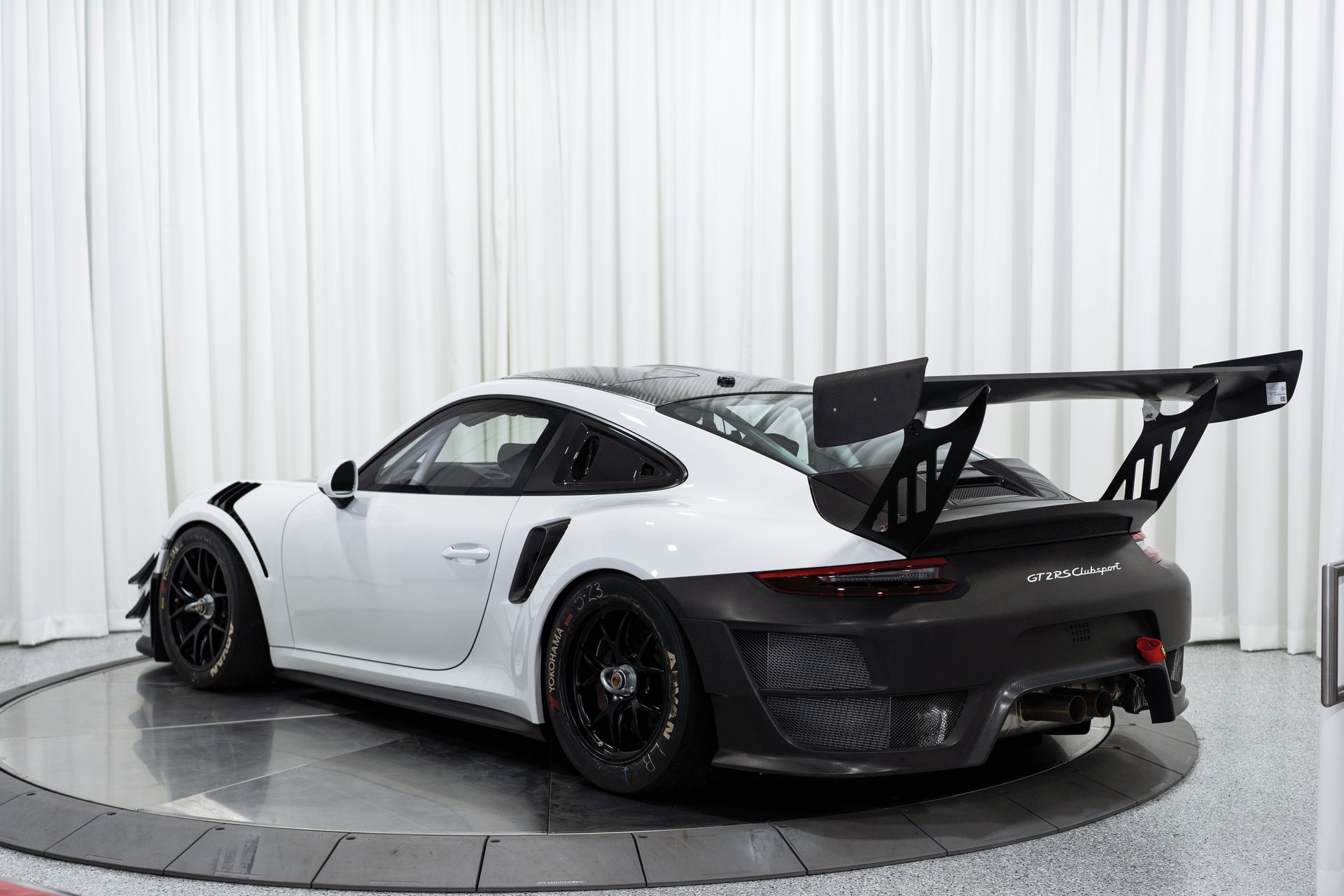 Porsche 911 GT2 RS Clubsport chuan bi len san dau gia anh 13