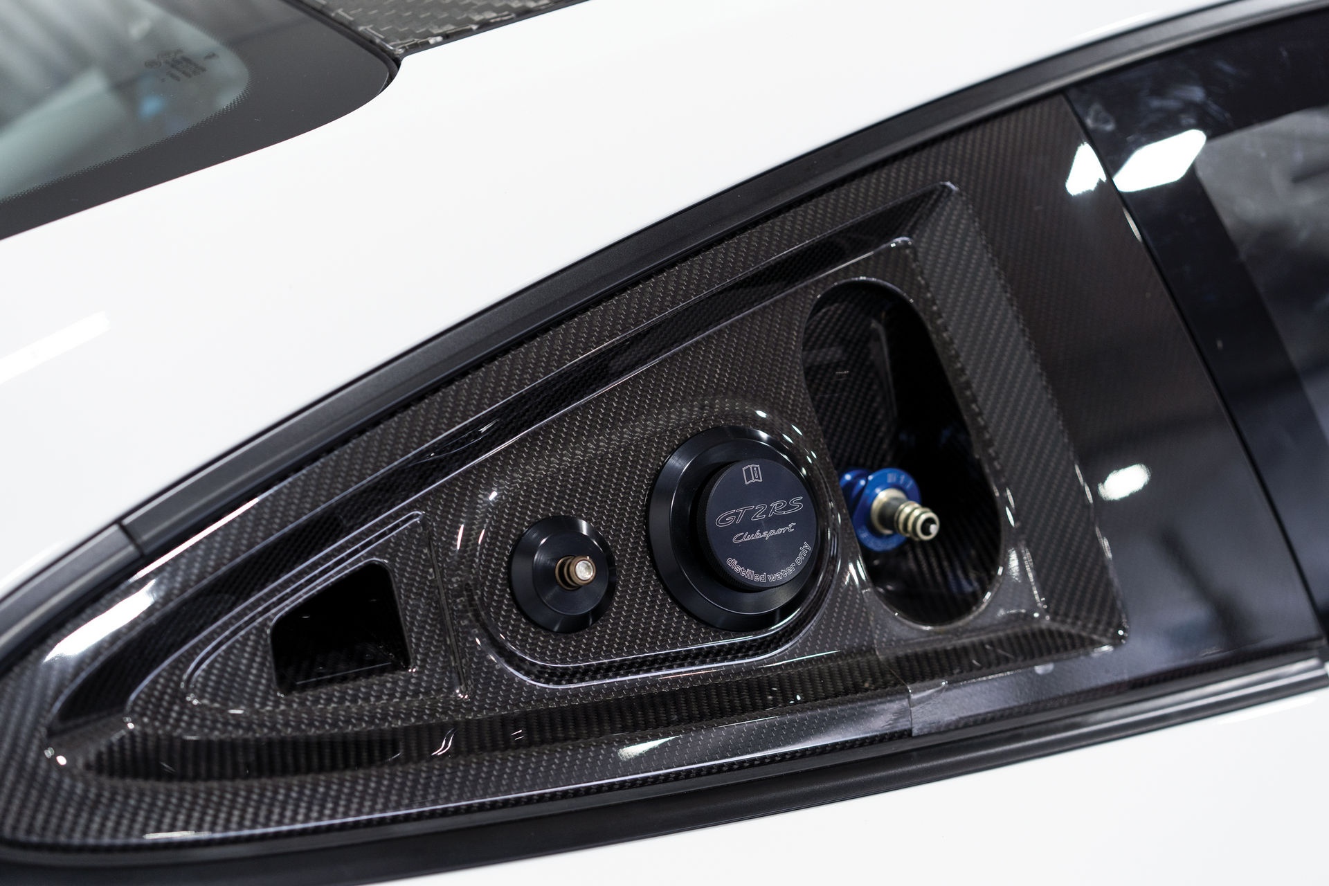 Porsche 911 GT2 RS Clubsport chuan bi len san dau gia anh 10