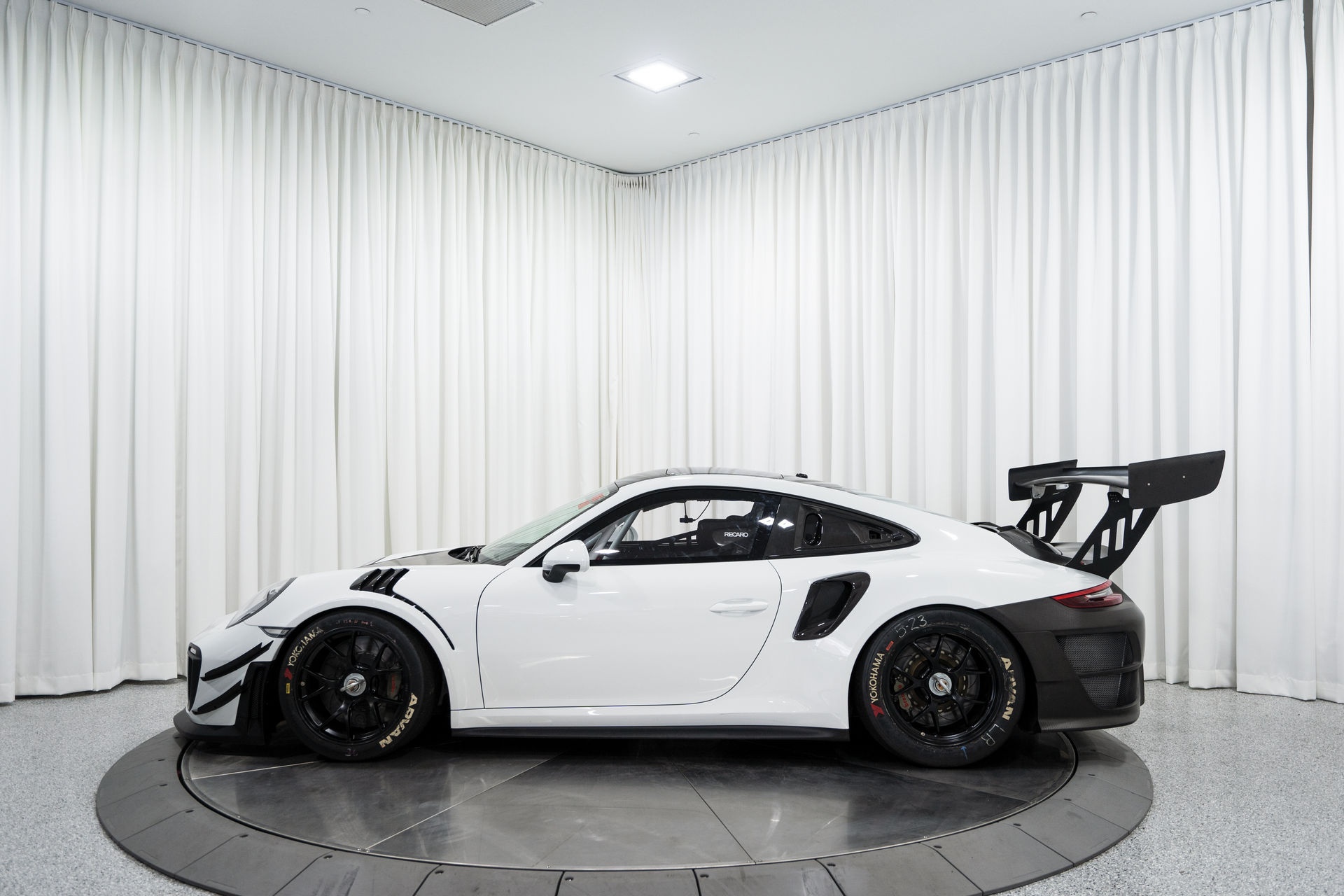 Porsche 911 GT2 RS Clubsport chuan bi len san dau gia anh 3