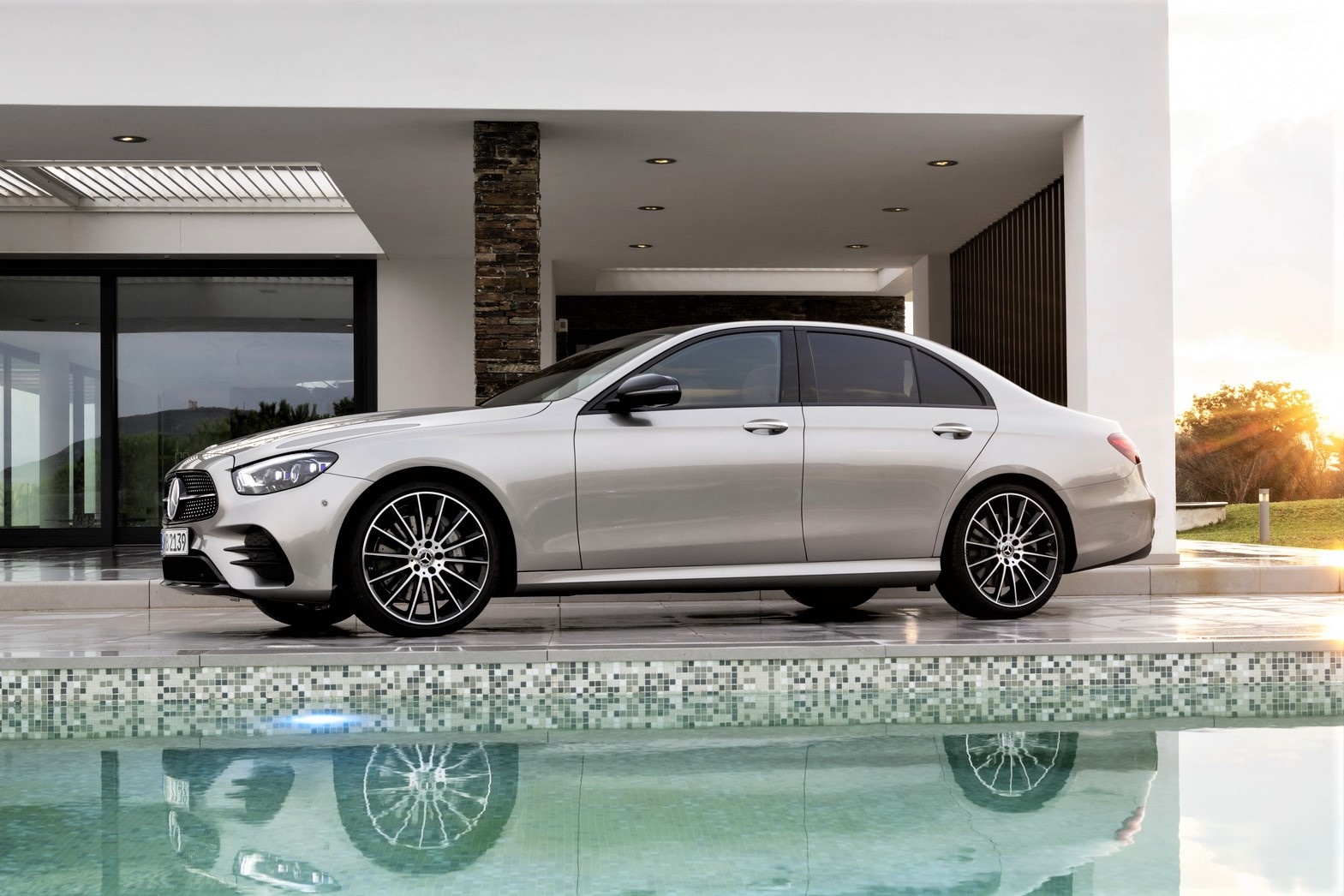 Mercedes-Benz ra mat E-Class 2020 - pho thong va thuc dung hon hinh anh