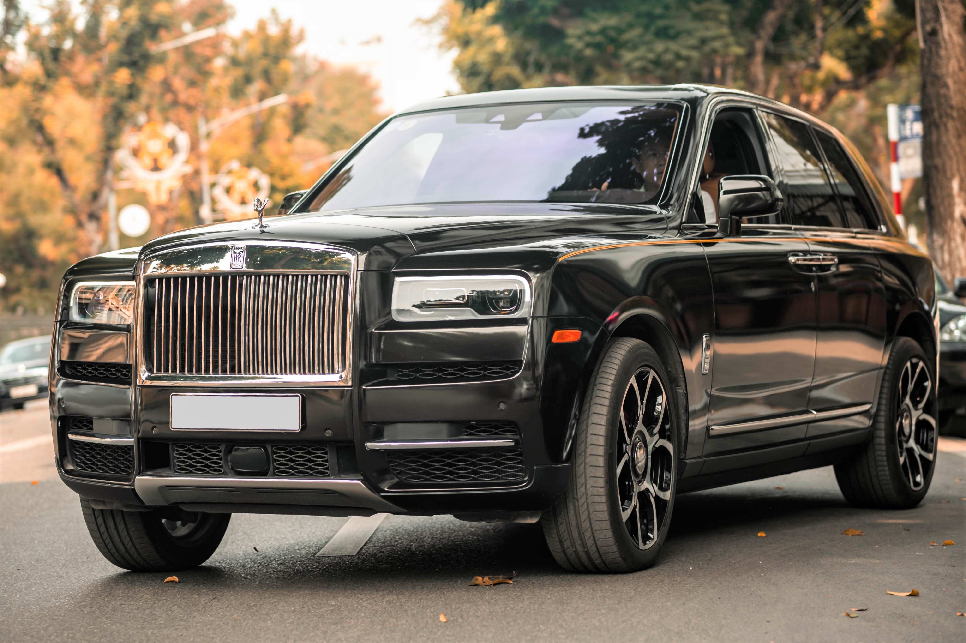 Rolls-Royce Cullinan dau tien VN lot xac thanh phien ban Black Badge hinh anh