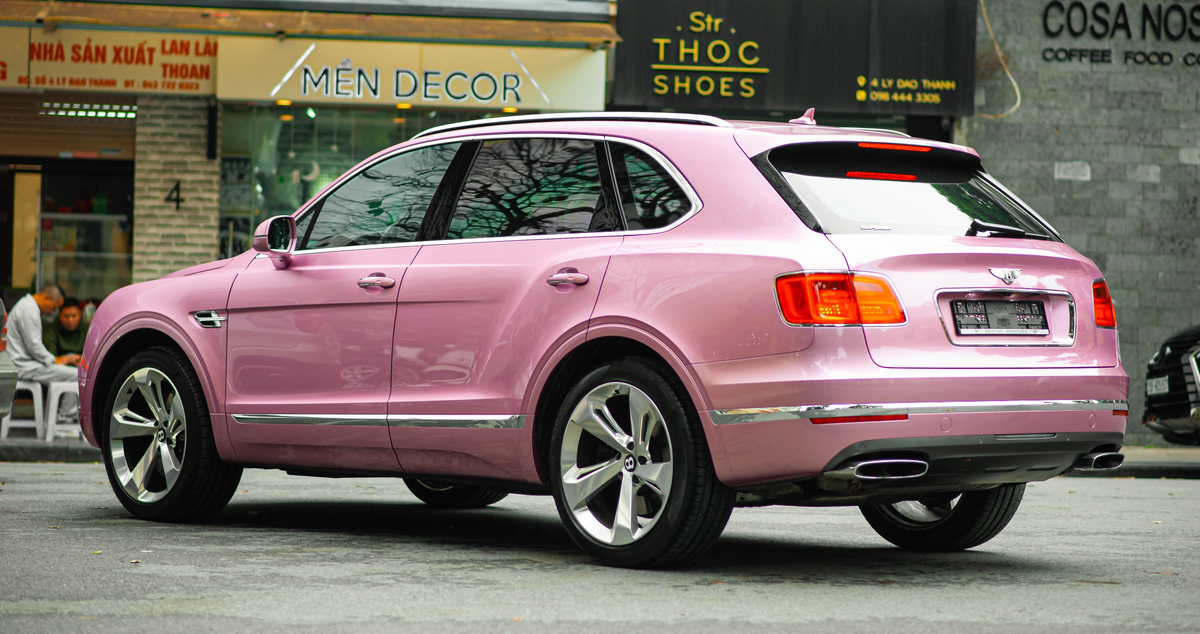 Can canh Bentley Bentayga mau hong doc nhat anh 7