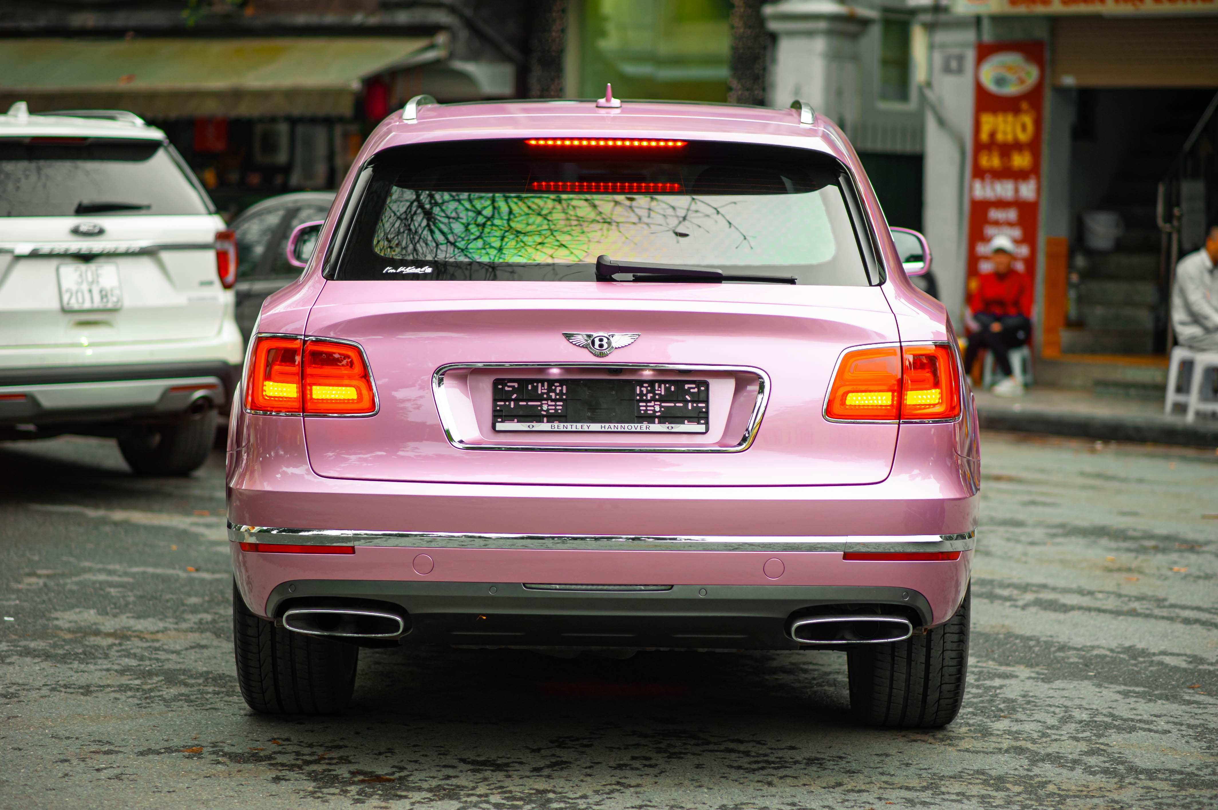 Can canh Bentley Bentayga mau hong doc nhat anh 5