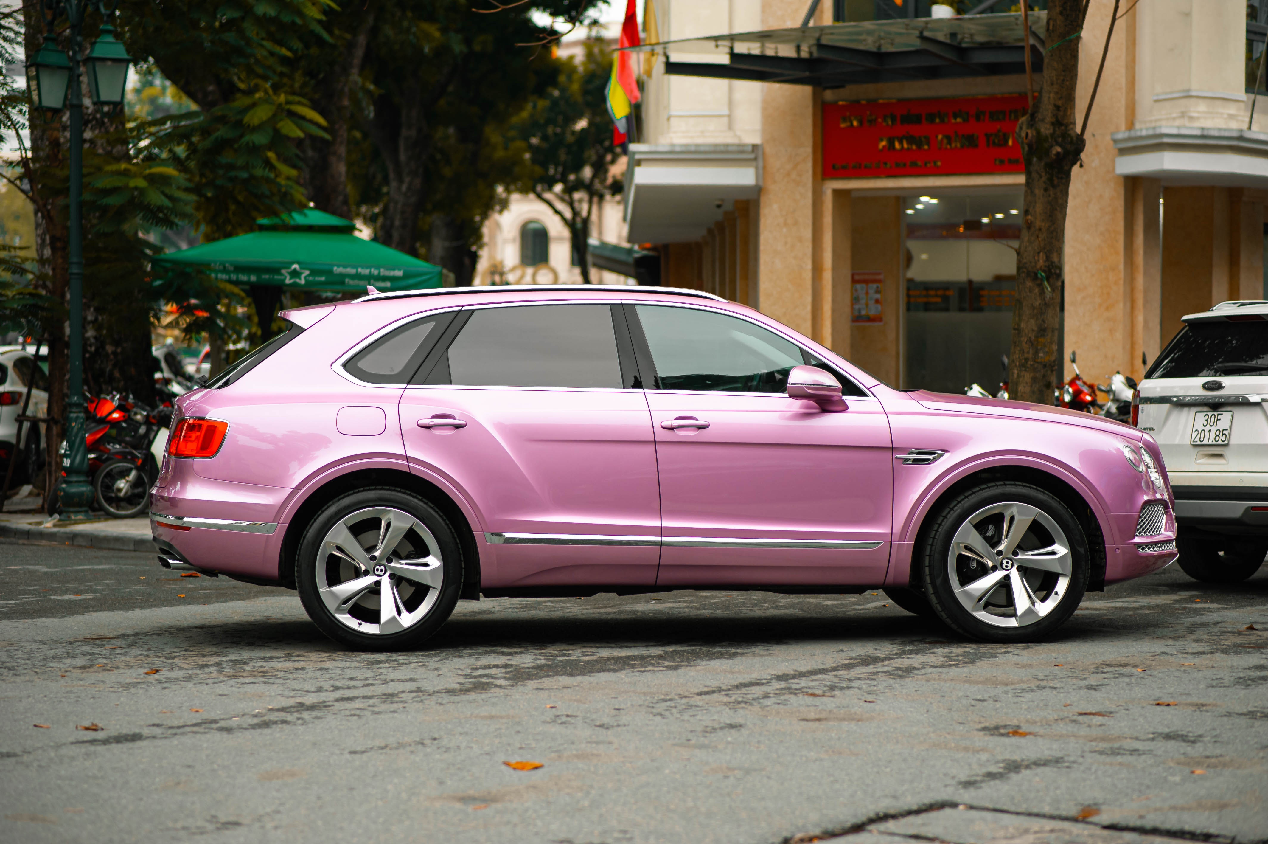 Can canh Bentley Bentayga mau hong doc nhat anh 2