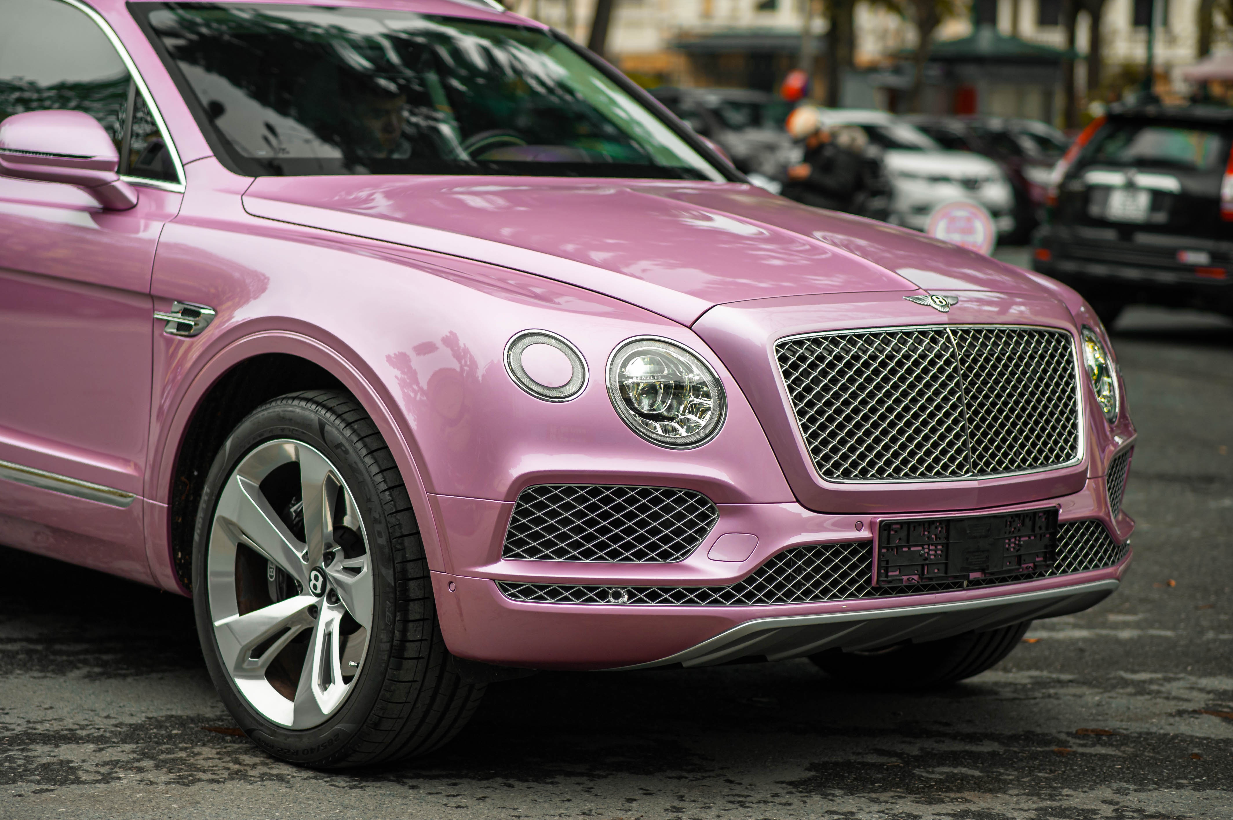 Can canh Bentley Bentayga mau hong doc nhat anh 6