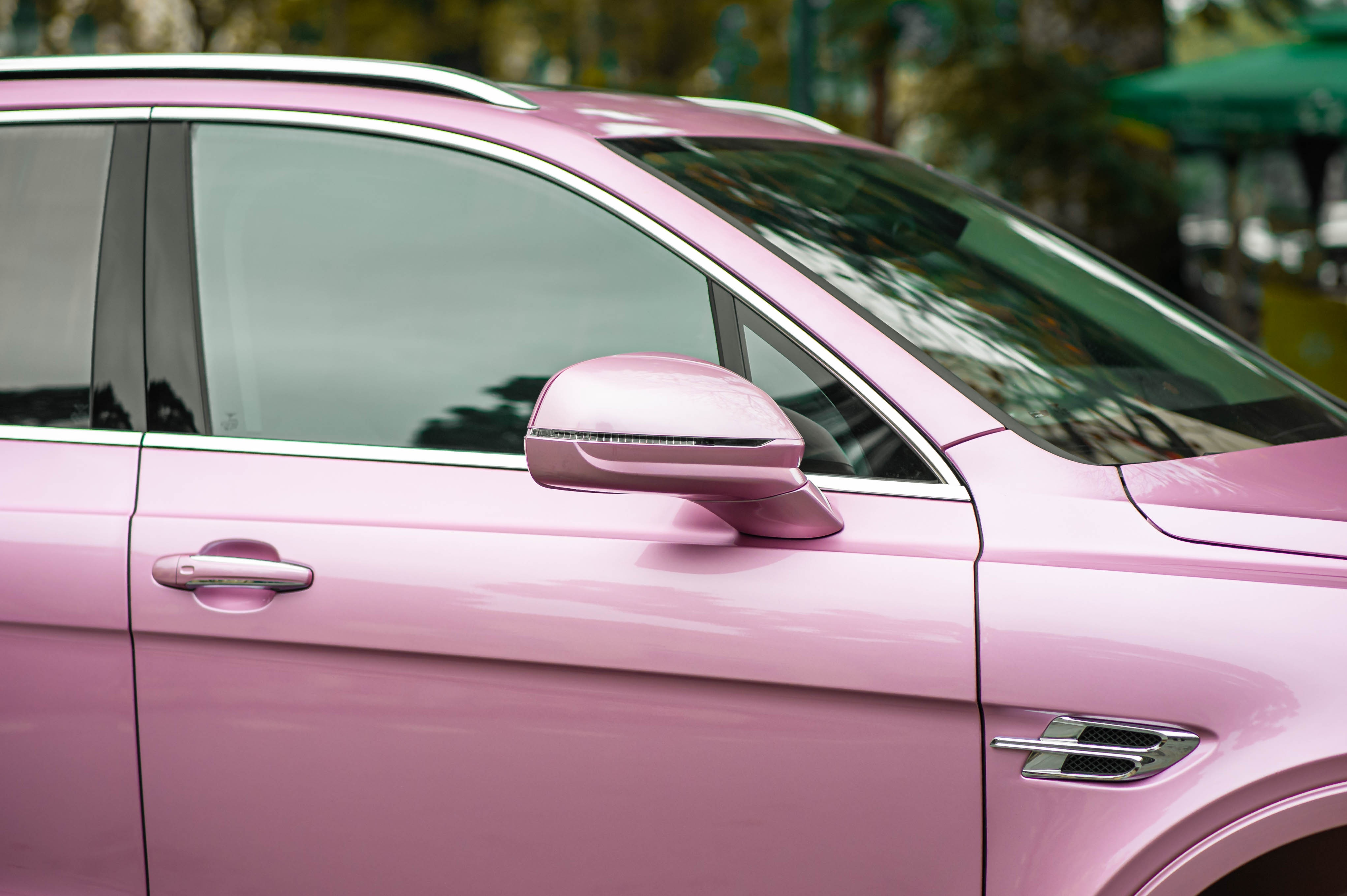 Can canh Bentley Bentayga mau hong doc nhat anh 8