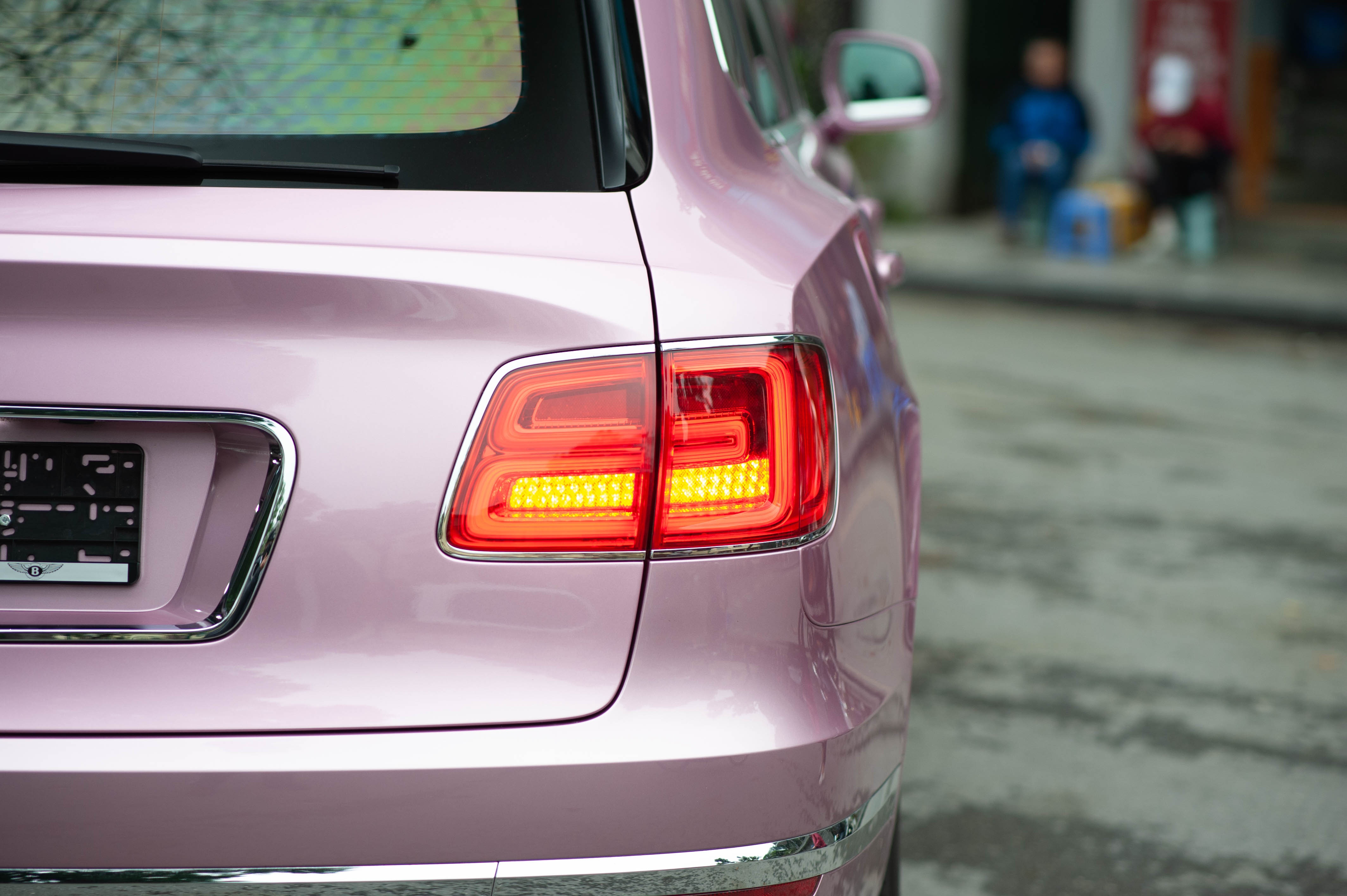 Can canh Bentley Bentayga mau hong doc nhat anh 9