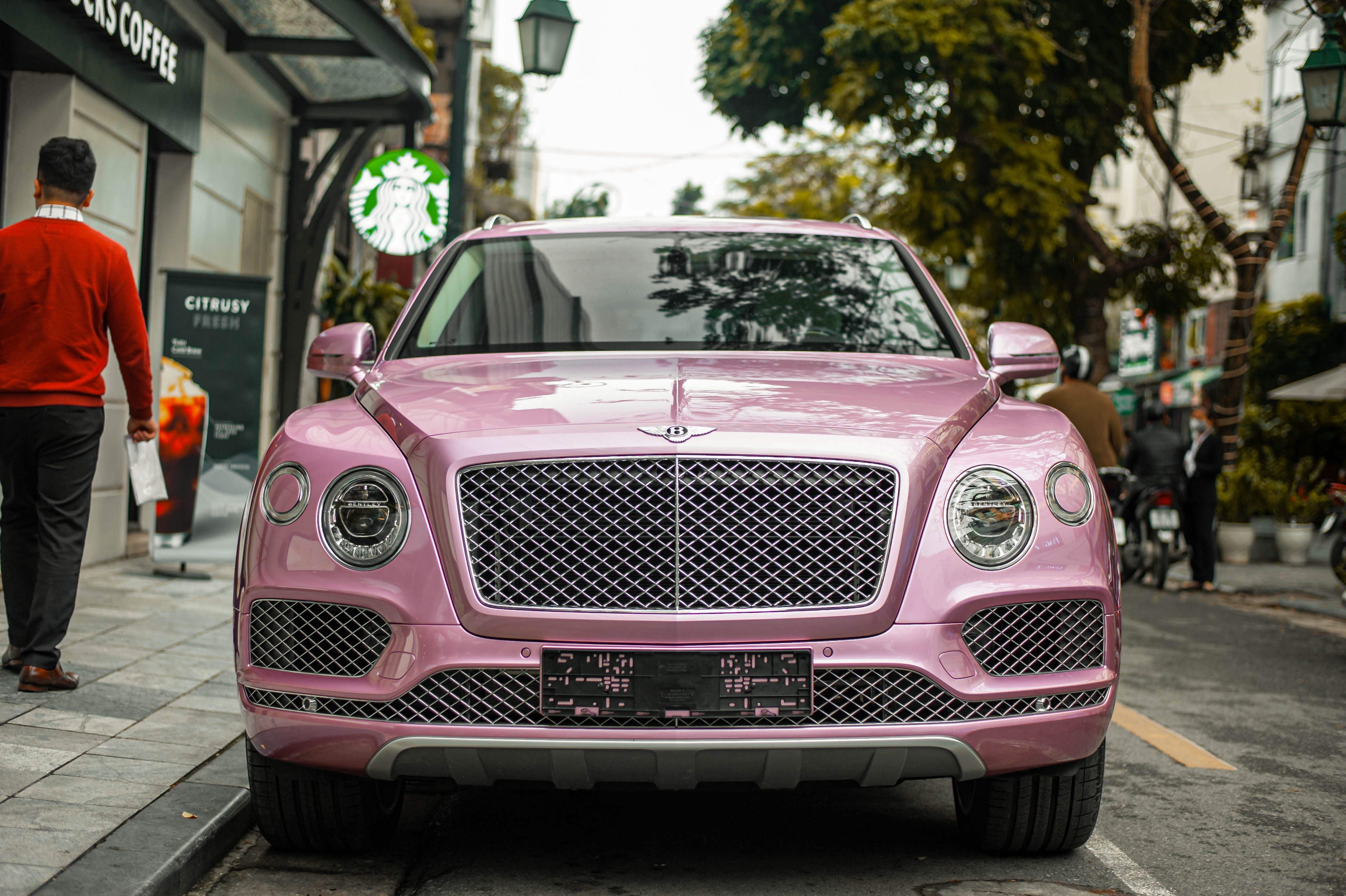 Can canh Bentley Bentayga mau hong doc nhat anh 4