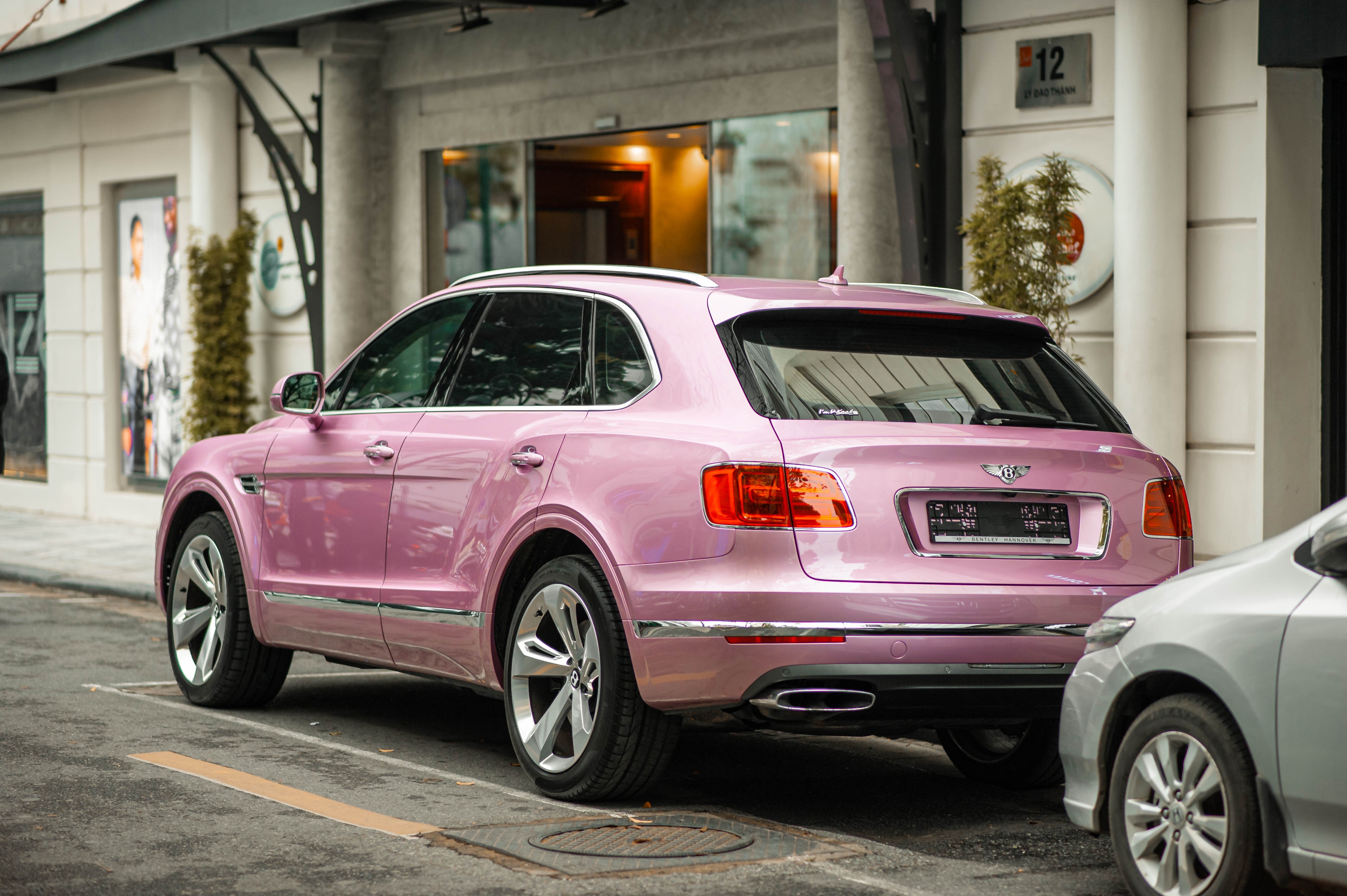 Can canh Bentley Bentayga mau hong doc nhat anh 3