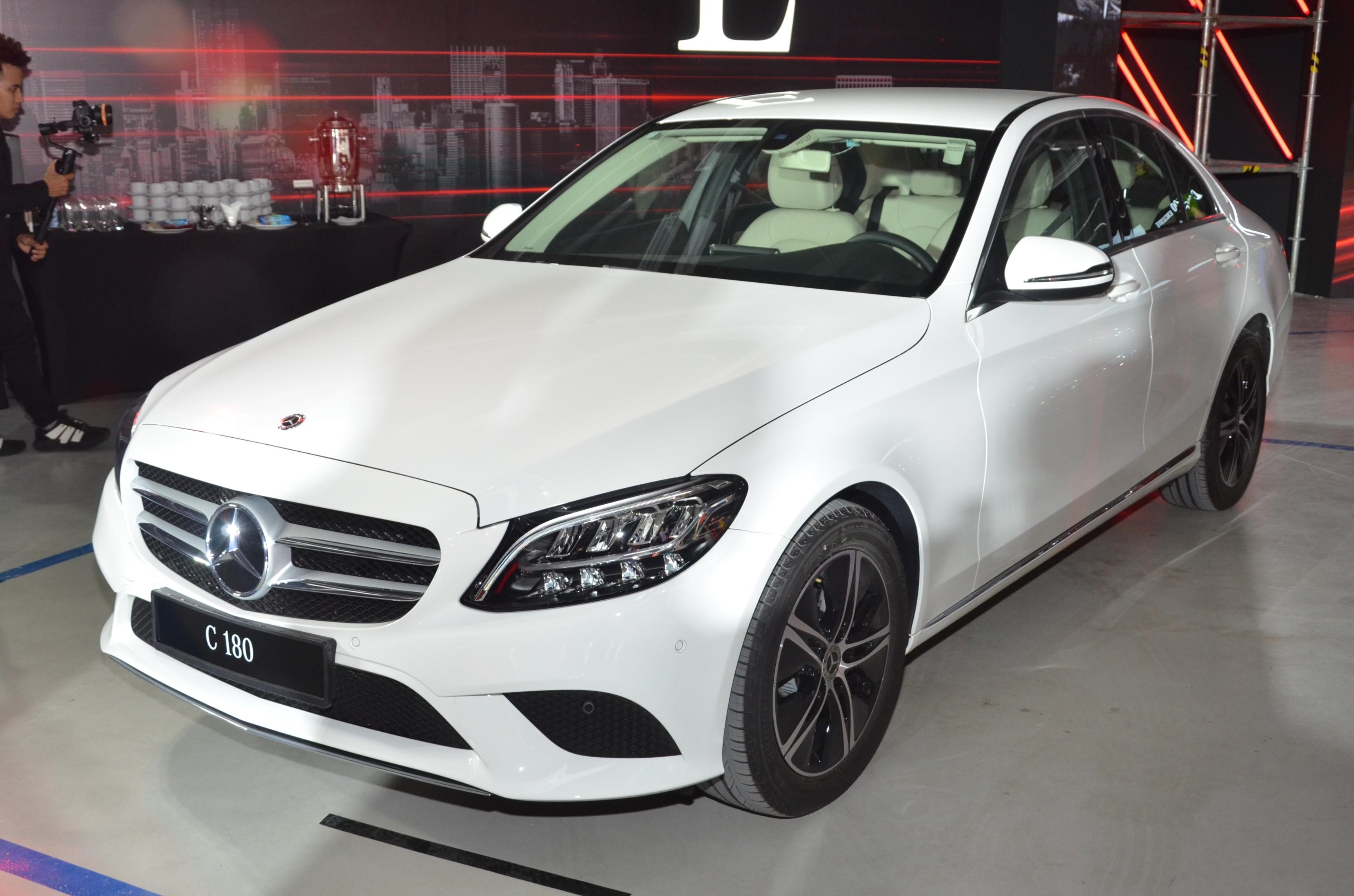 Mercedes-Benz gioi thieu 6 mau xe moi tai VN - re nhat 1,399 ty hinh anh