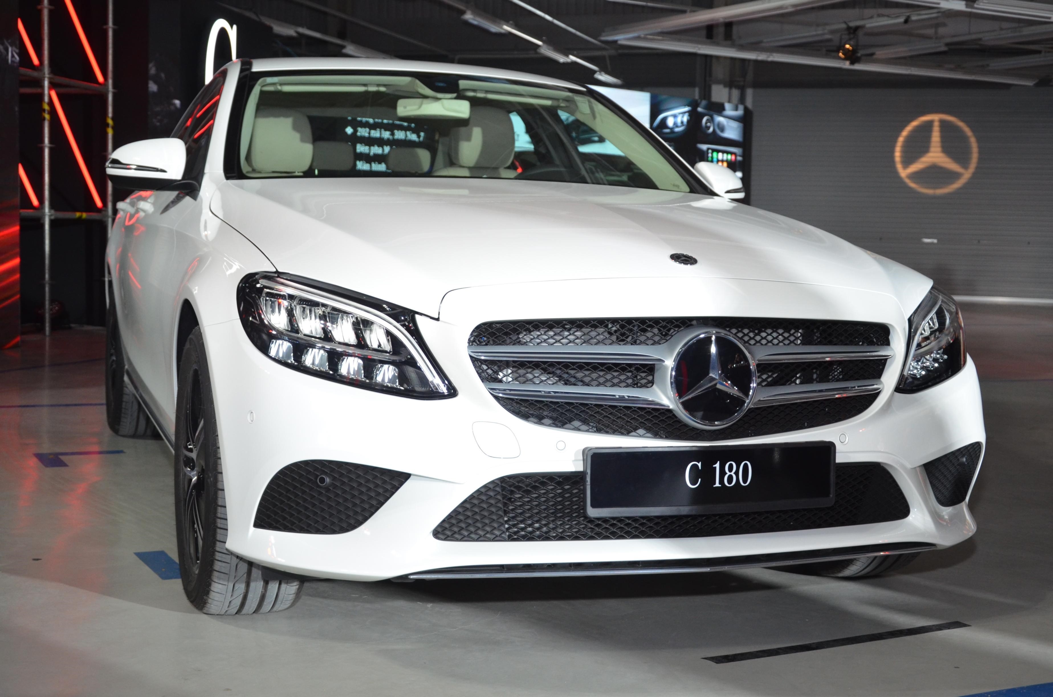 Mercedes-Benz C 180 co gia 1,399 ty tai VN, doi dau ca Camry va Accord hinh anh