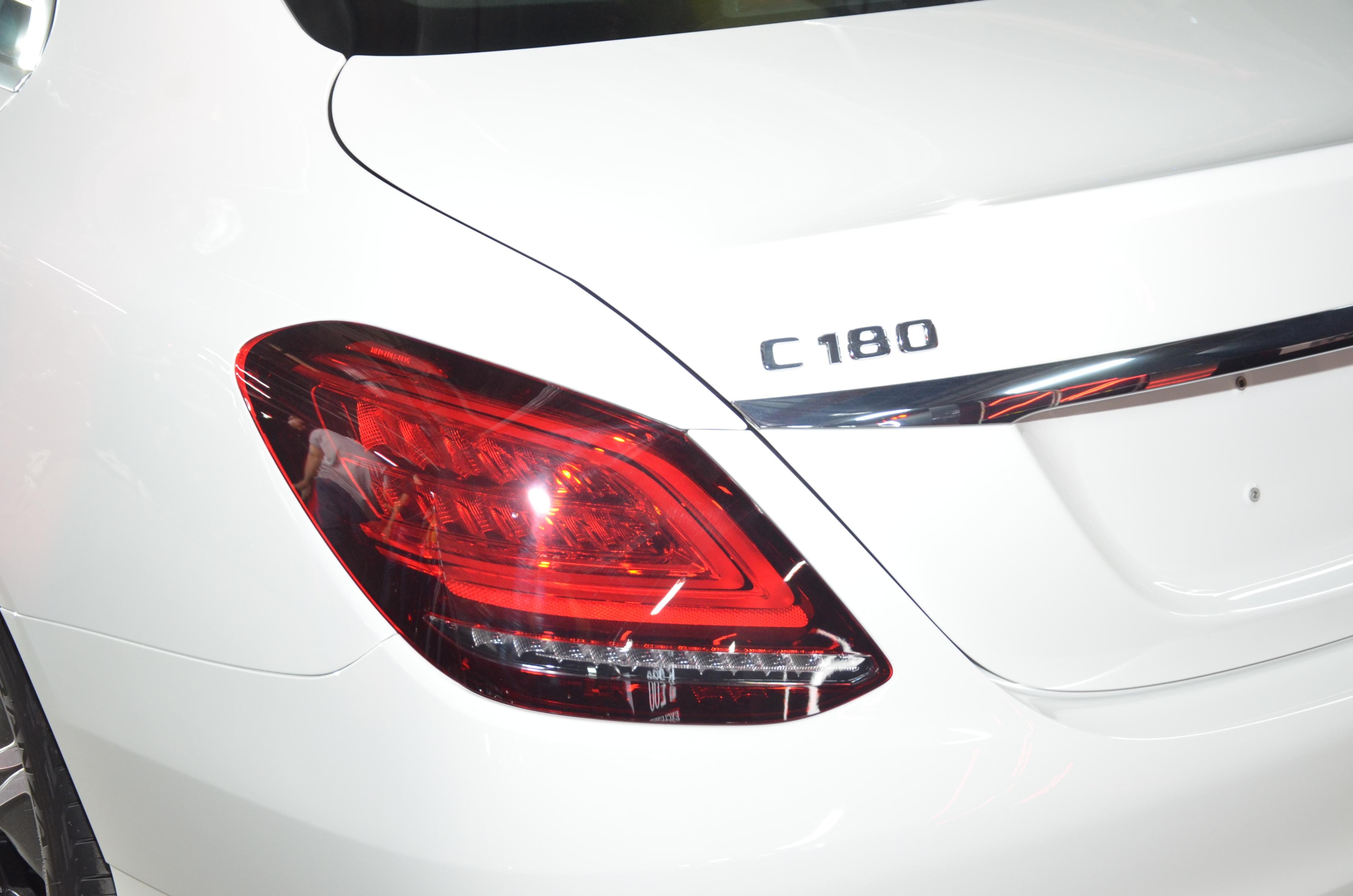 Mercedes-Benz C 180 co gia 1, 399 ty tai VN anh 10