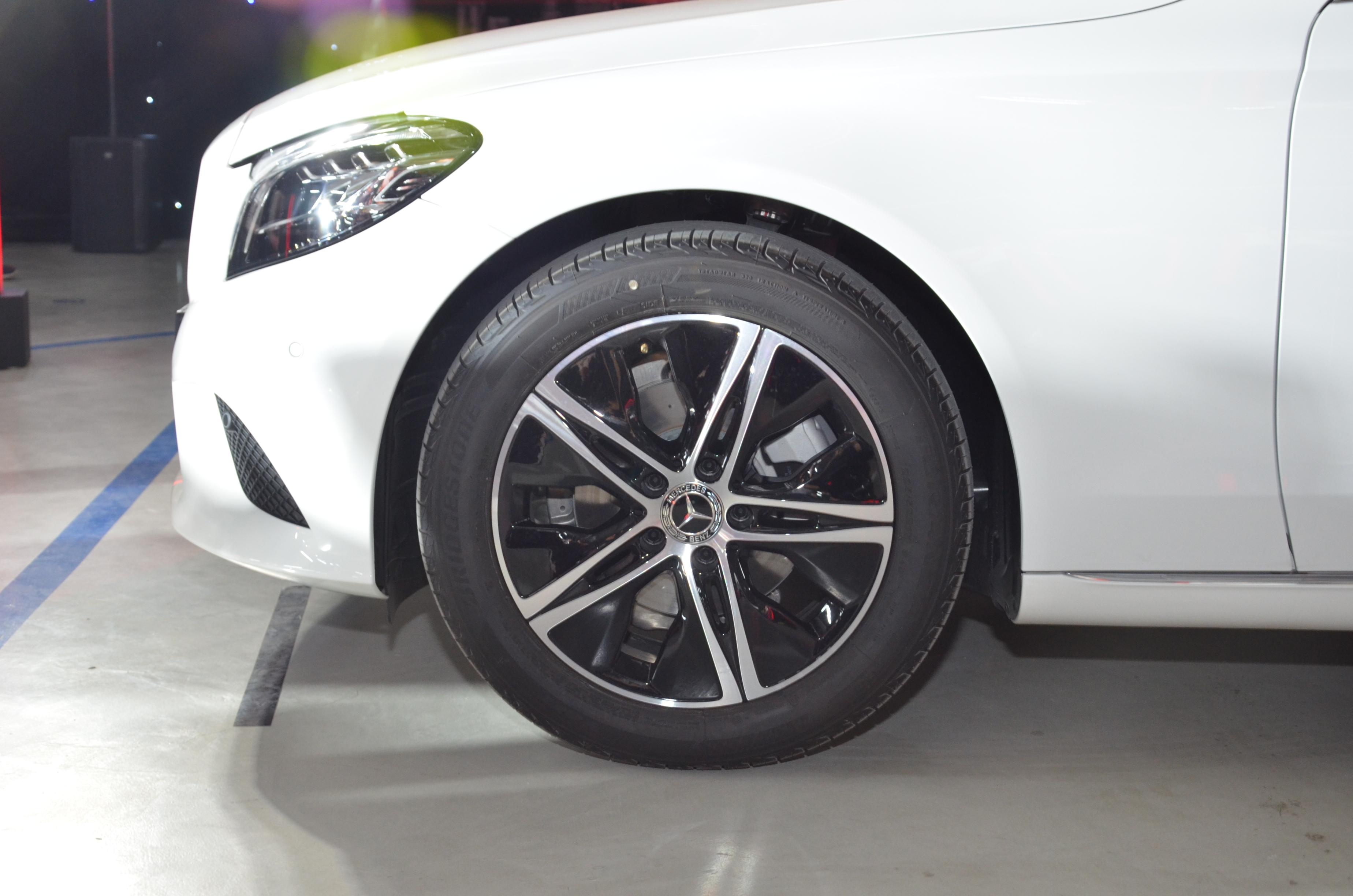 Mercedes-Benz giới thiệu 6 mẫu xe mới tại VN ảnh 5 Mercedes-Benz gioi thieu 6 mau xe moi tai VN anh 5