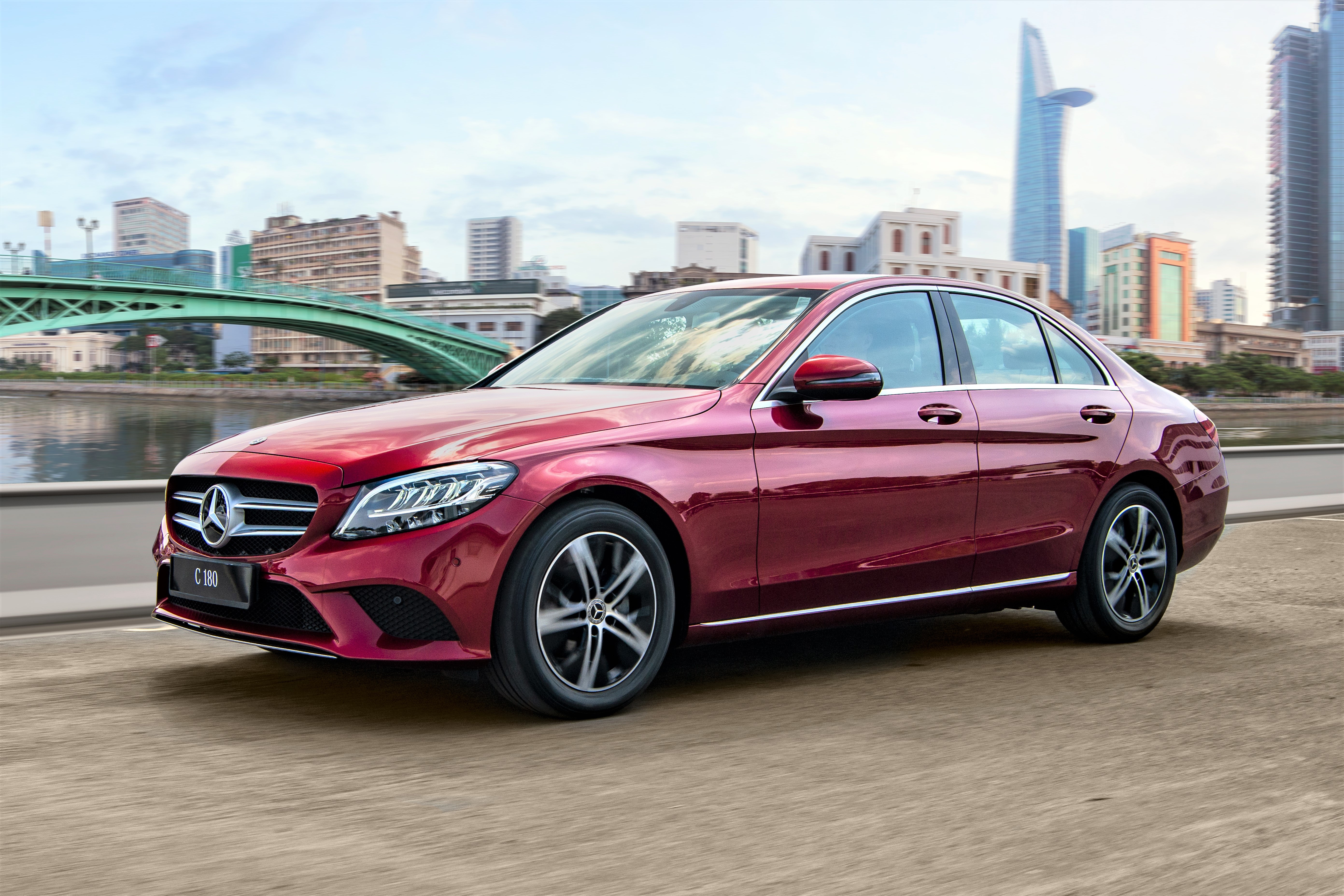 Mercedes-Benz C 180 dau Toyota Camry o Viet Nam hinh anh