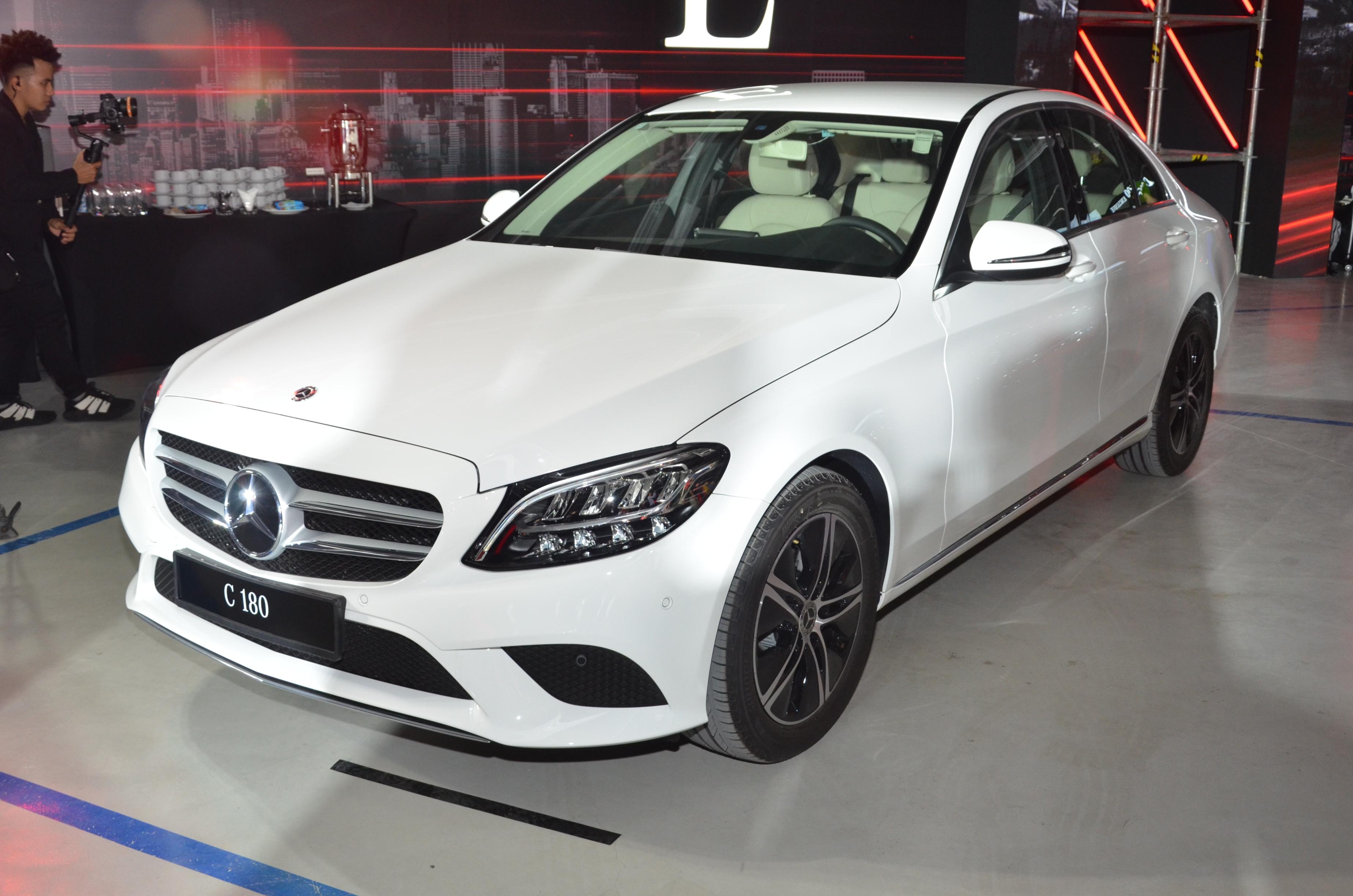 So sánh Mercedes-Benz C 180 và Toyota Camry ảnh 1 So sanh Mercedes-Benz C 180 va Toyota Camry anh 1