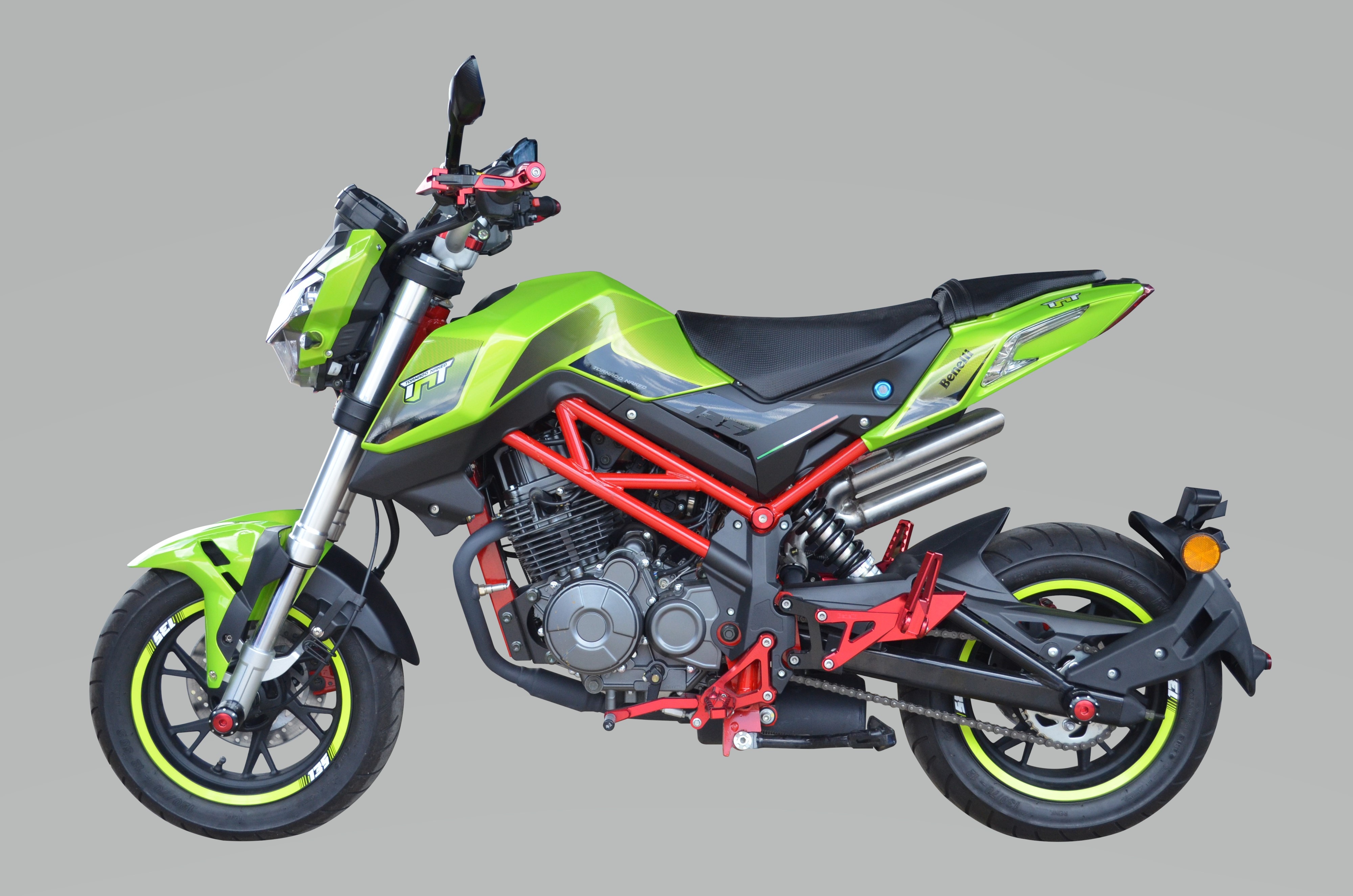 Benelli TNT 135 2020 co them mau neon la mat, doi thu cua Honda MSX hinh anh