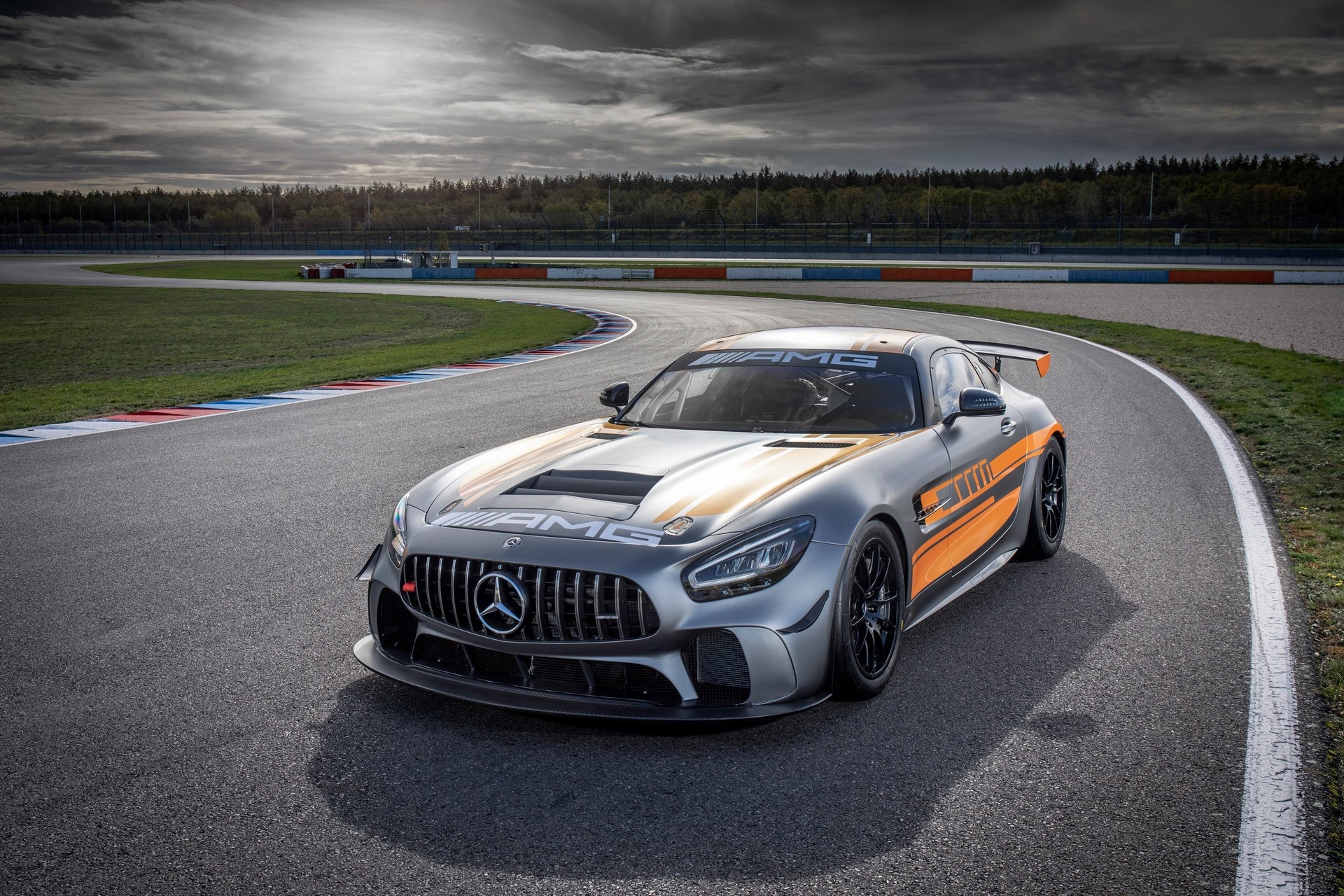 Mercedes-AMG ra mắt mẫu xe đua GT4 mới ảnh 1 Mercedes-AMG ra mat mau xe dua GT4 moi anh 1