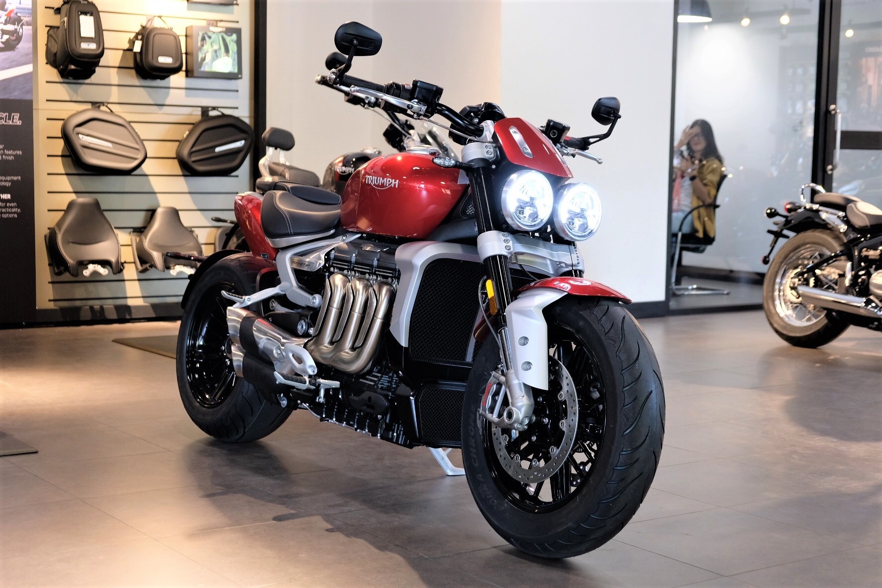 Triumph Rocket 3 ra mat VN - dong co 2.500 cc, gia tu 869 trieu hinh anh