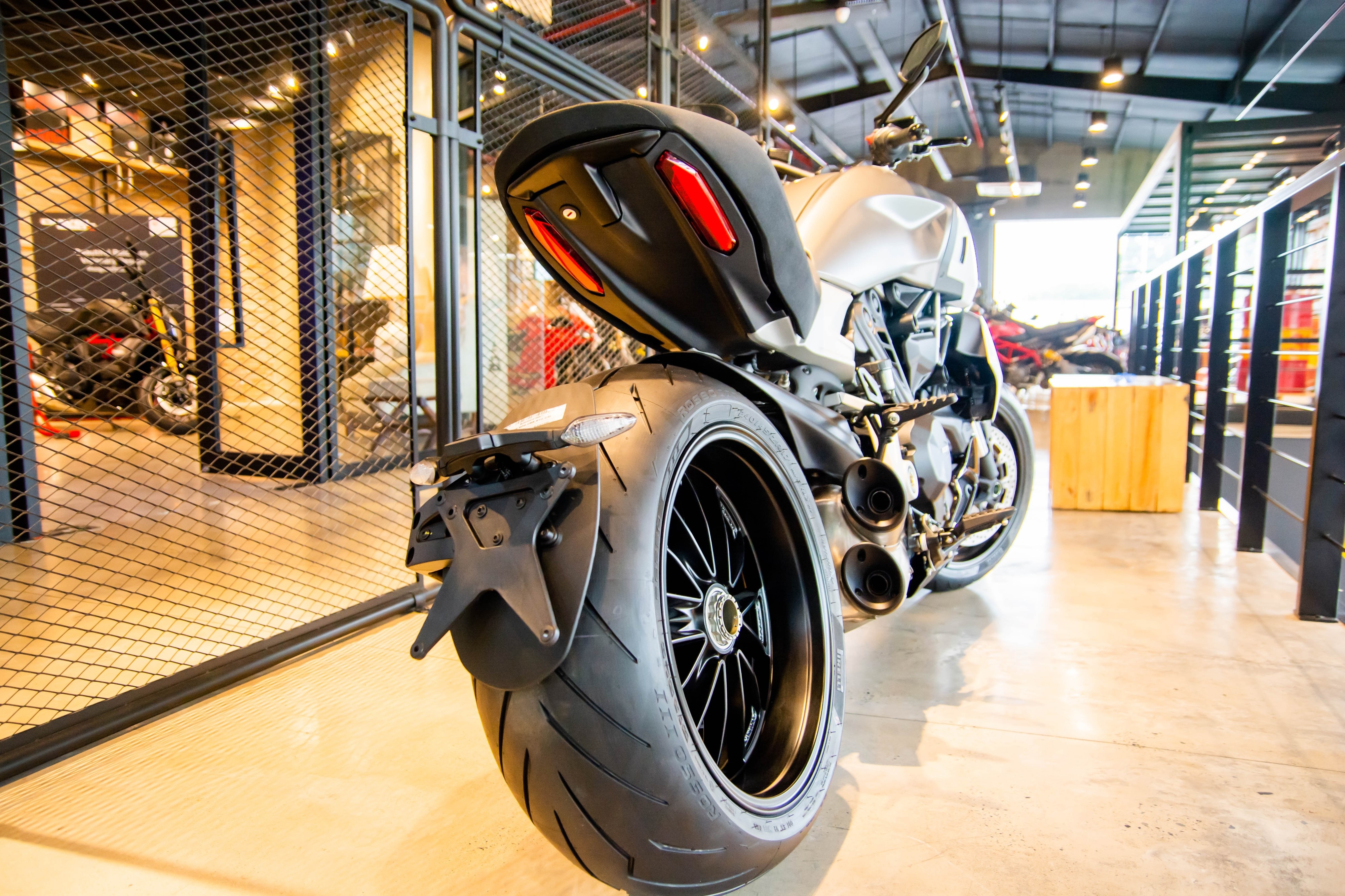 So sanh Triumph Rocket 3 voi Ducati Diavel 1260 anh 6