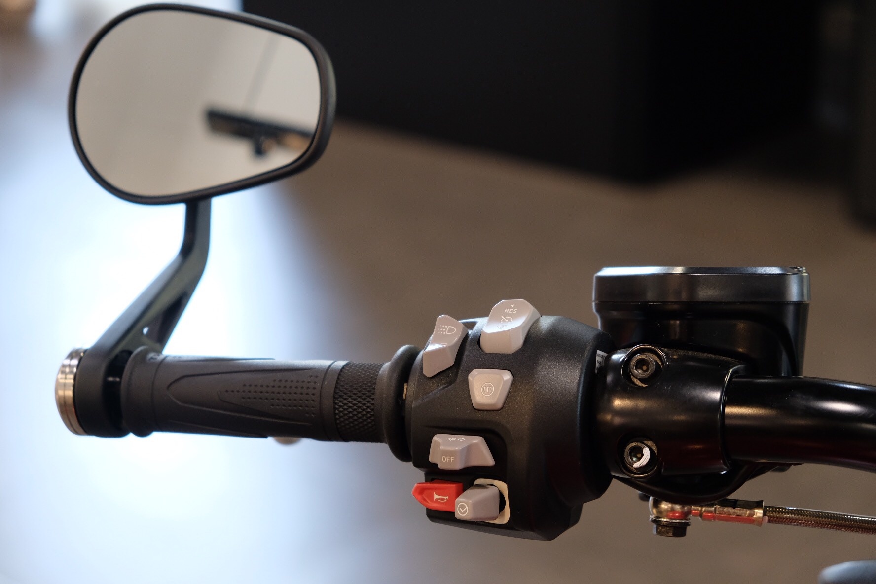 So sanh Triumph Rocket 3 voi Ducati Diavel 1260 anh 15