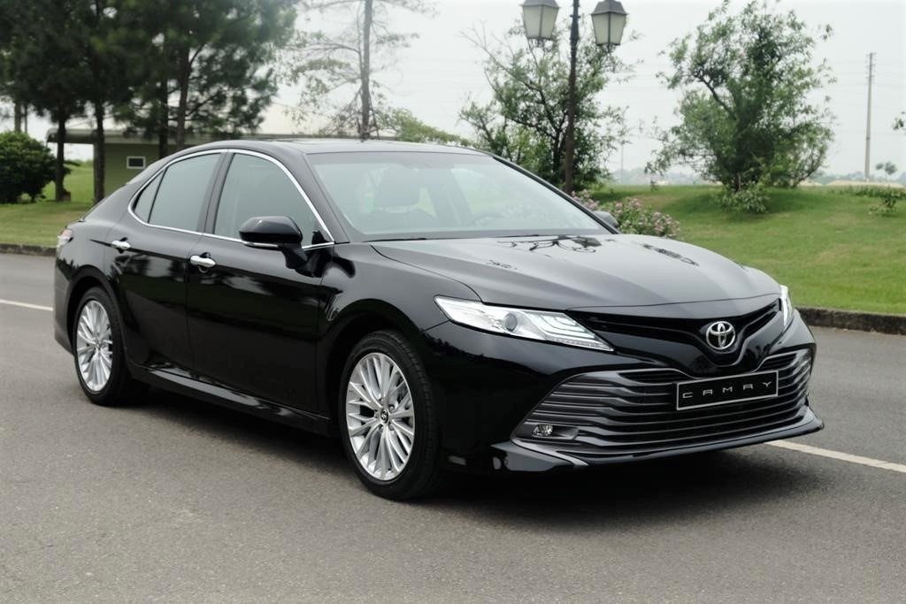 Toi nen mua Toyota Camry hay Mercedes-Benz C 180? hinh anh