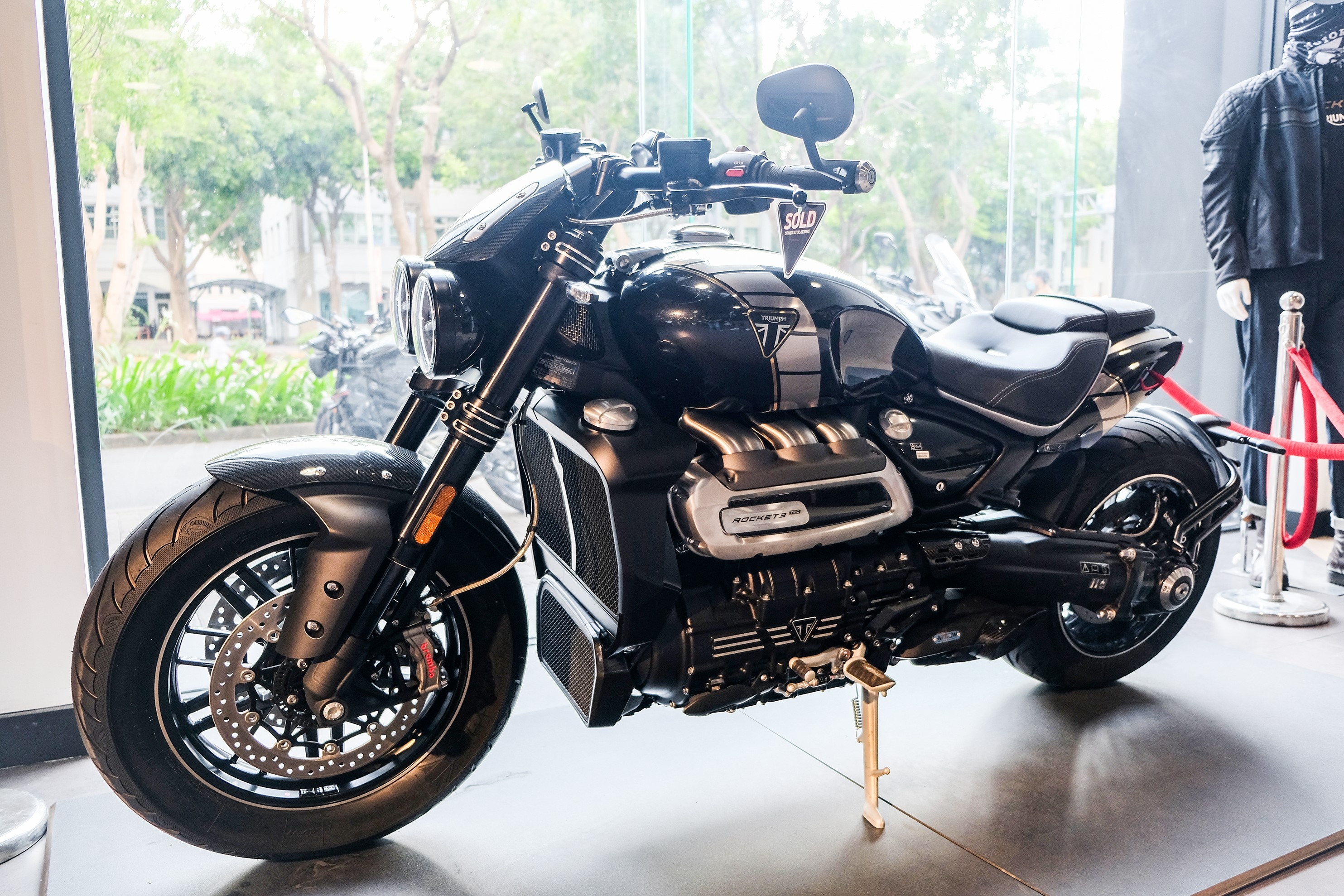 Triumph Rocket 3 TFC ve Viet Nam gia 1,3 ty dong hinh anh