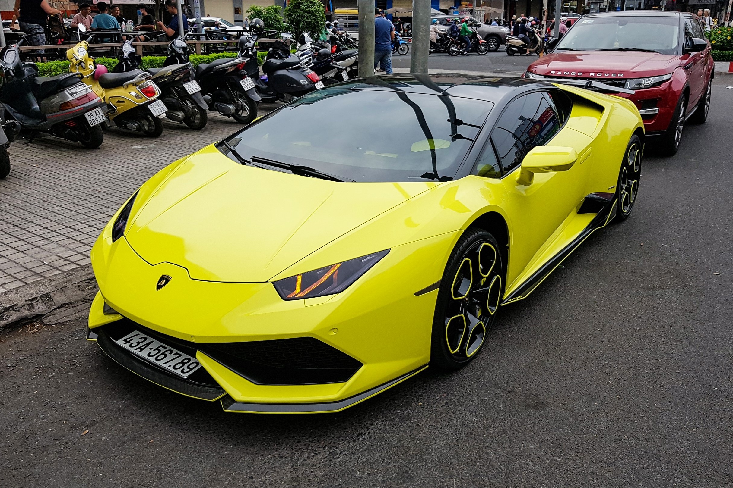 Lamborghini Huracan bien 56789 voi goi do ham ho o TP.HCM hinh anh