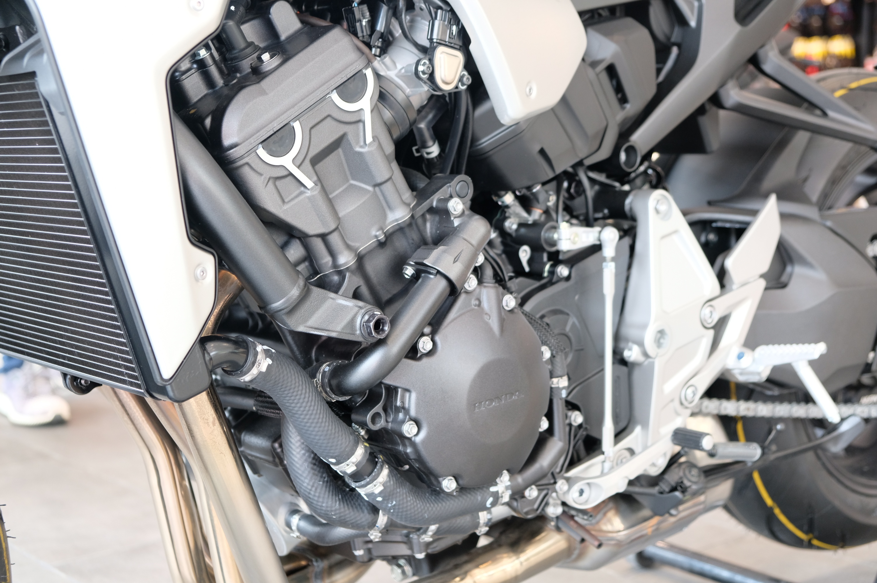 So sanh Kawasaki Z1000 R va Honda CB1000R anh 16