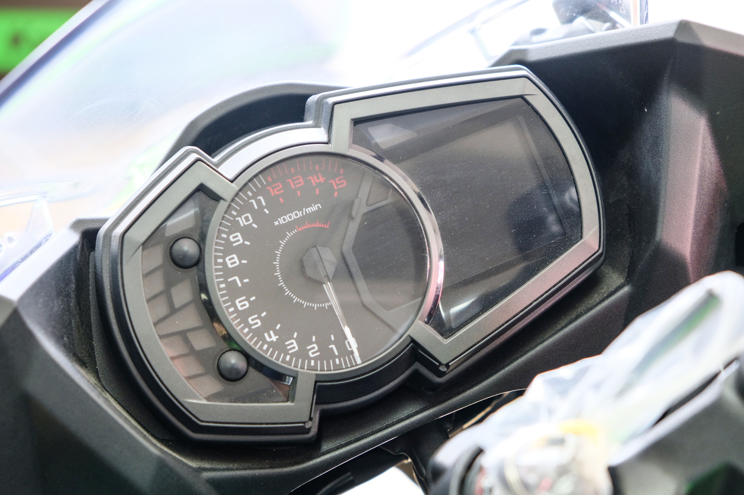 Kawasaki Ninja 400 KRT anh 7