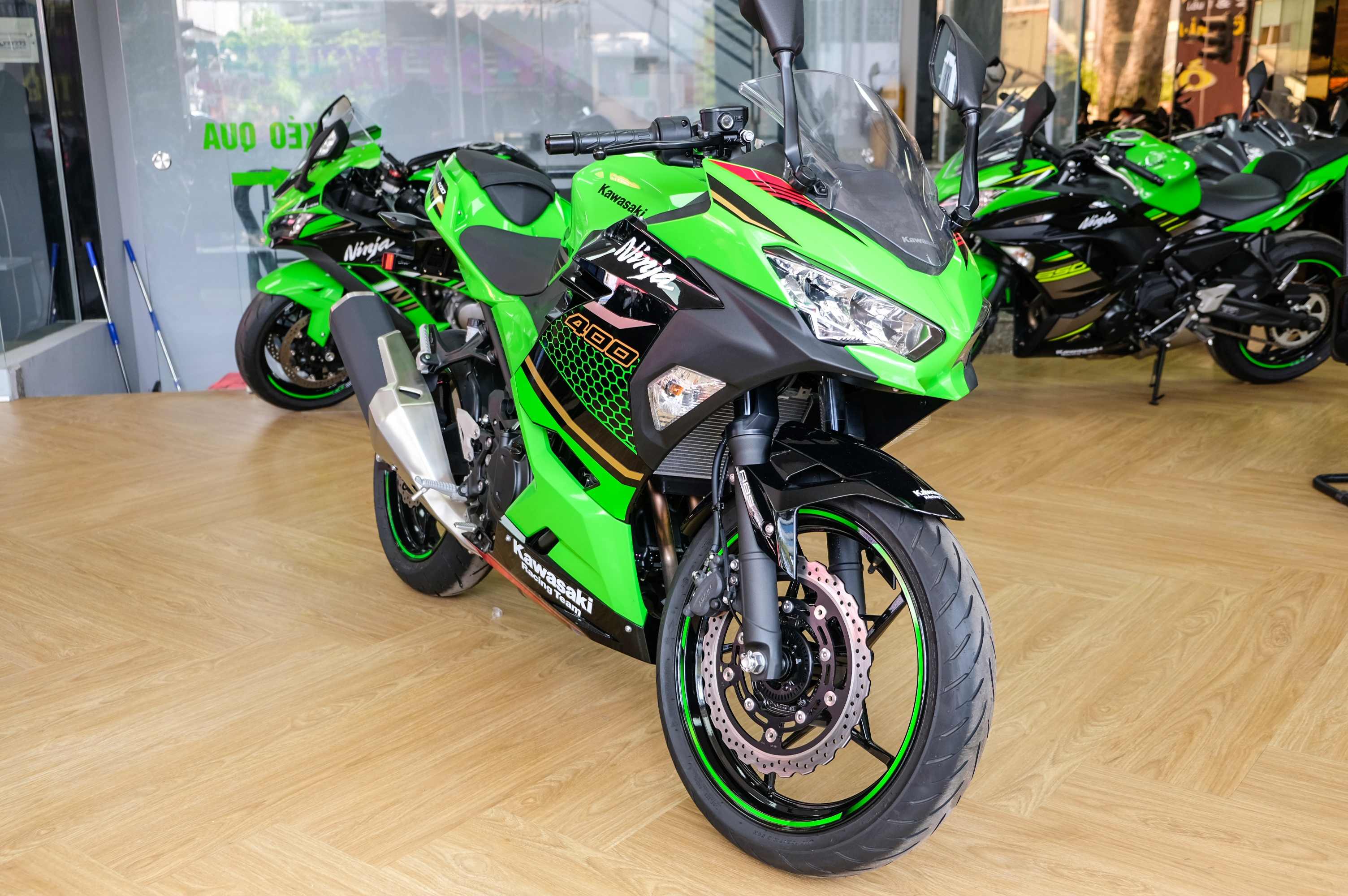 Kawasaki Ninja 400 KRT anh 1