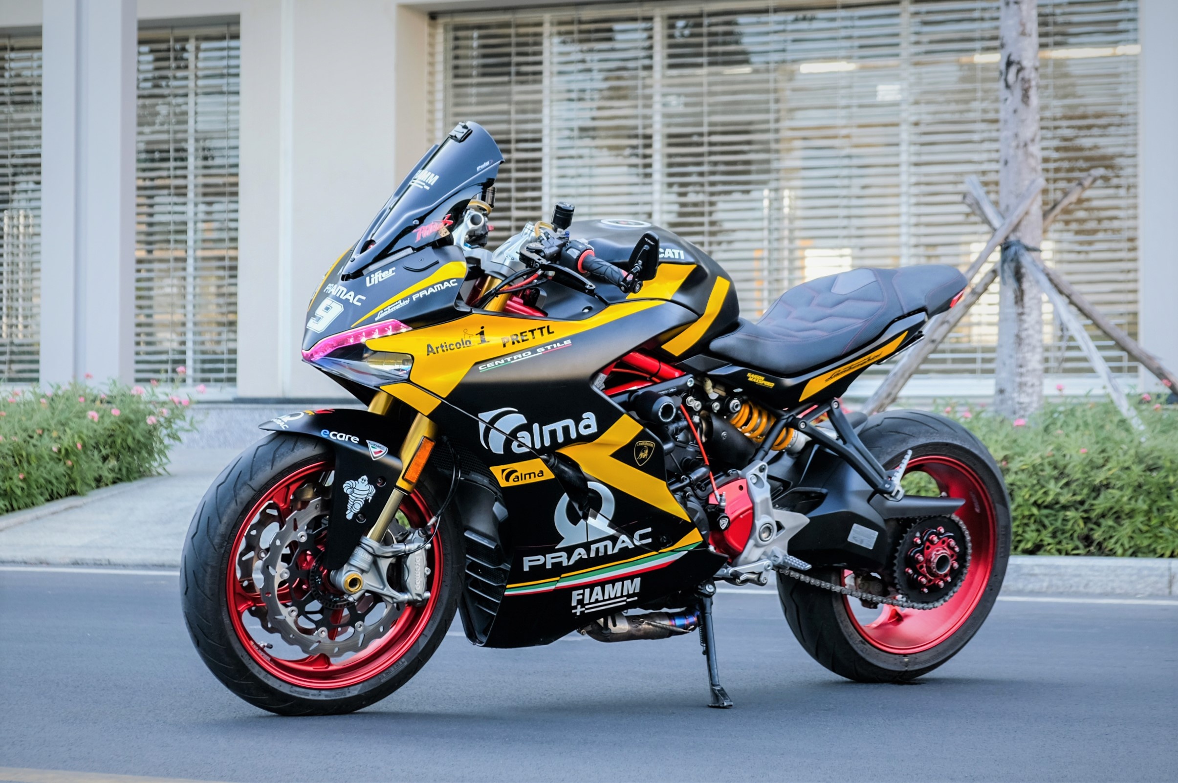 Nu biker TP.HCM chi 150 trieu de lot xac Ducati SuperSport S hinh anh