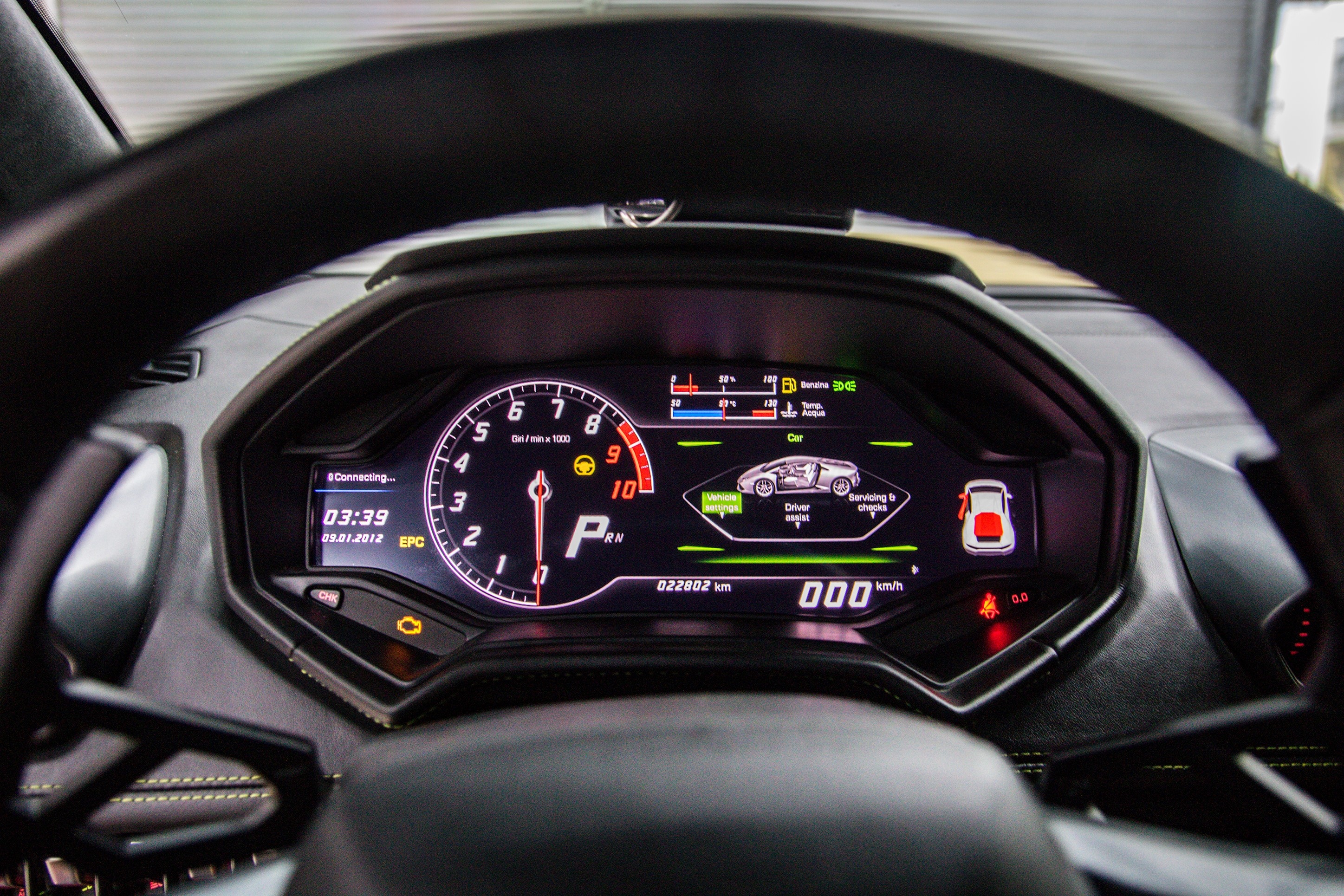 Lamborghini Huracan mau do anh 11