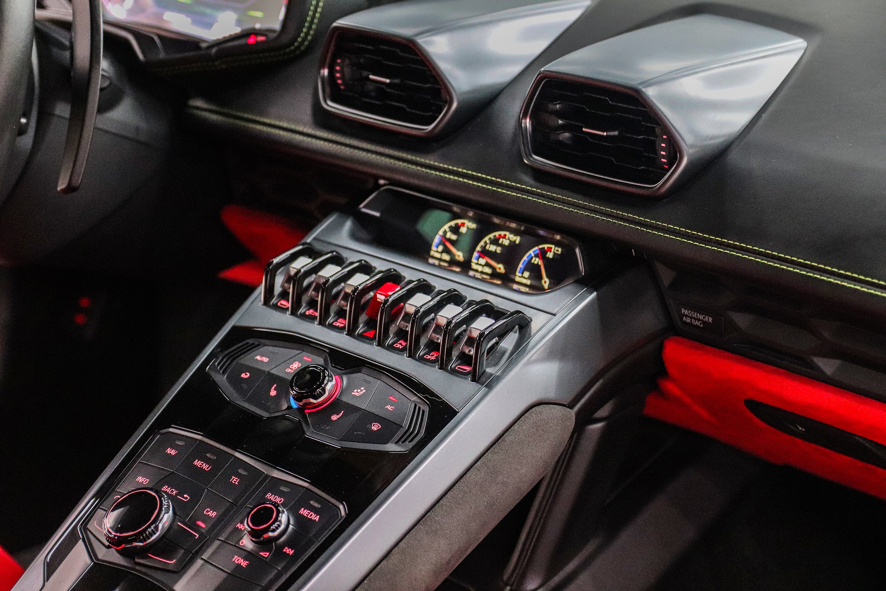 Lamborghini Huracan mau do anh 10