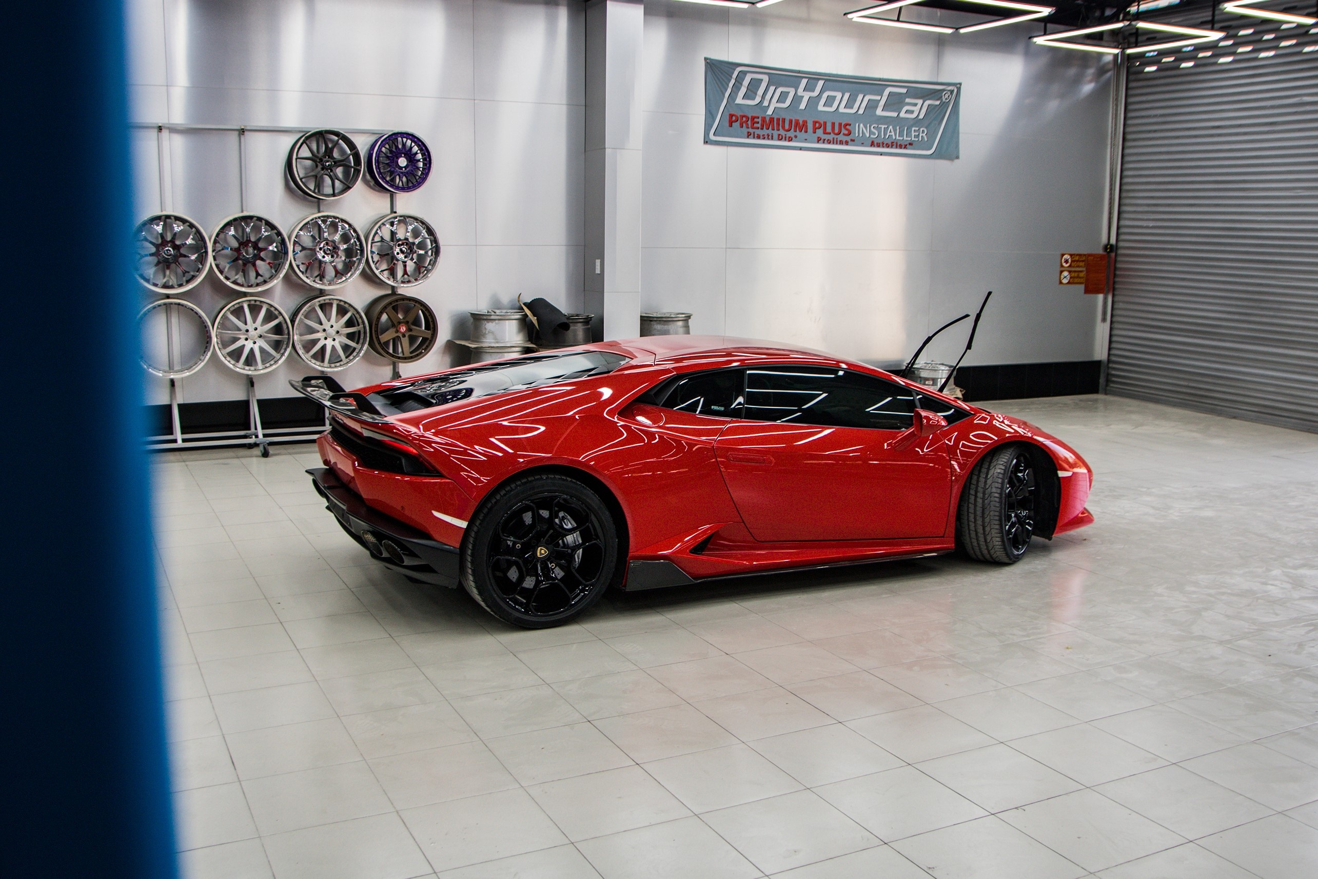 Lamborghini Huracan mau do anh 2